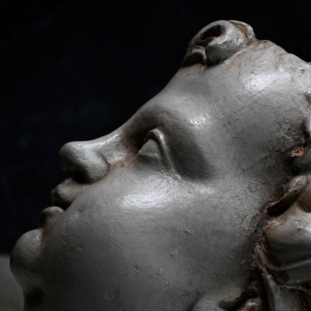 Grand chérubin italien de la fin du XVIIIe siècle sculpté à la main 
Dimensions en pouces : H 39