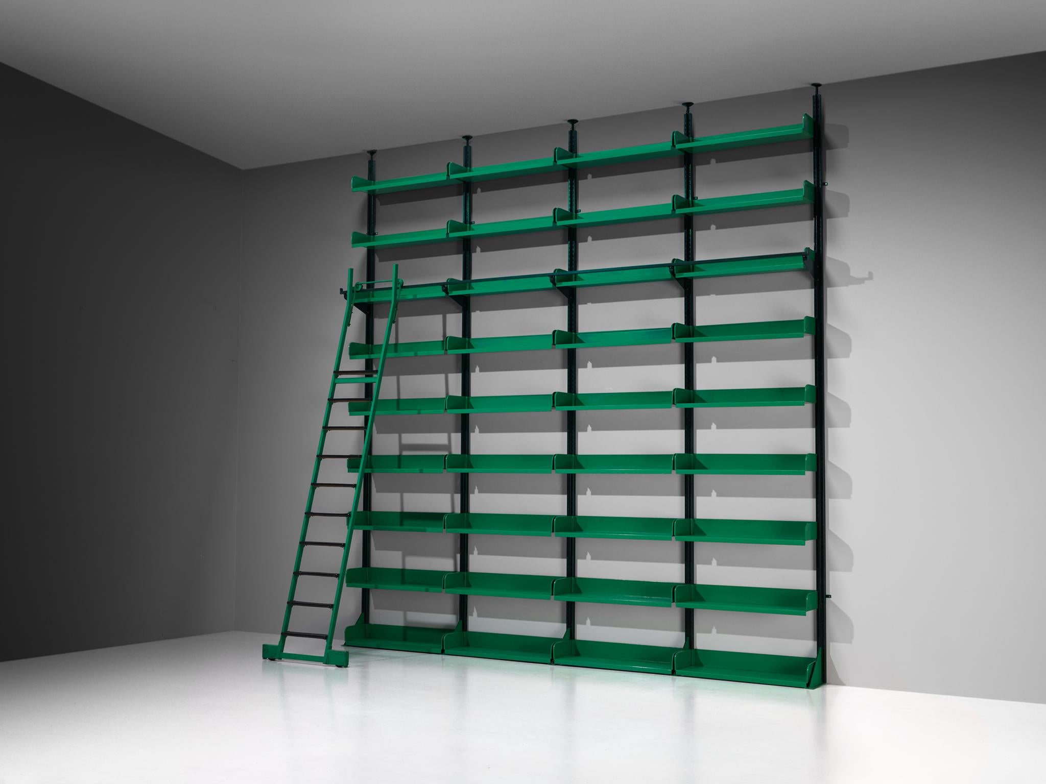 Grande biblioteca italiana con scala integrata in acciaio laccato verde in vendita 8
