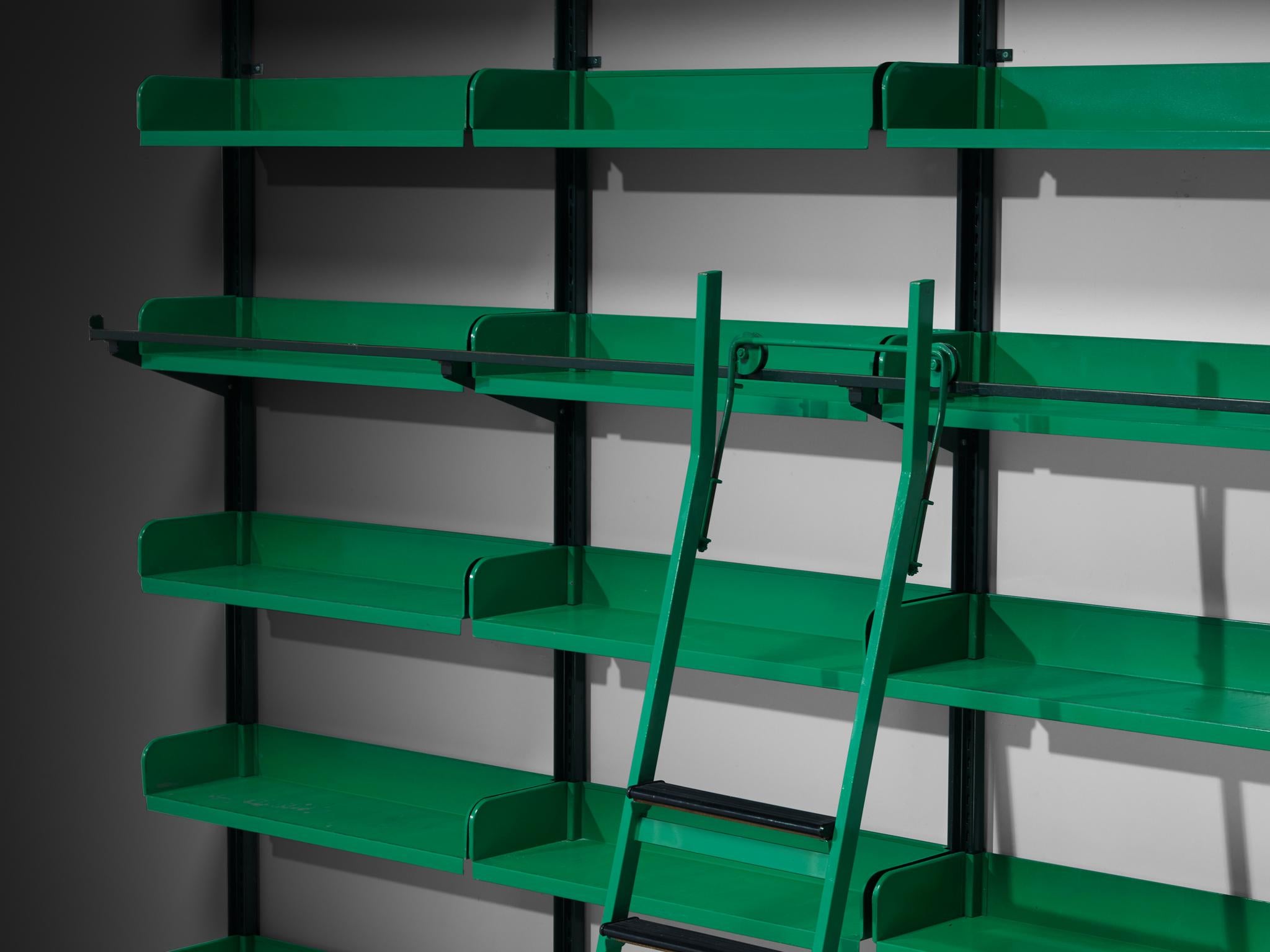 Italiano Grande biblioteca italiana con scala integrata in acciaio laccato verde in vendita