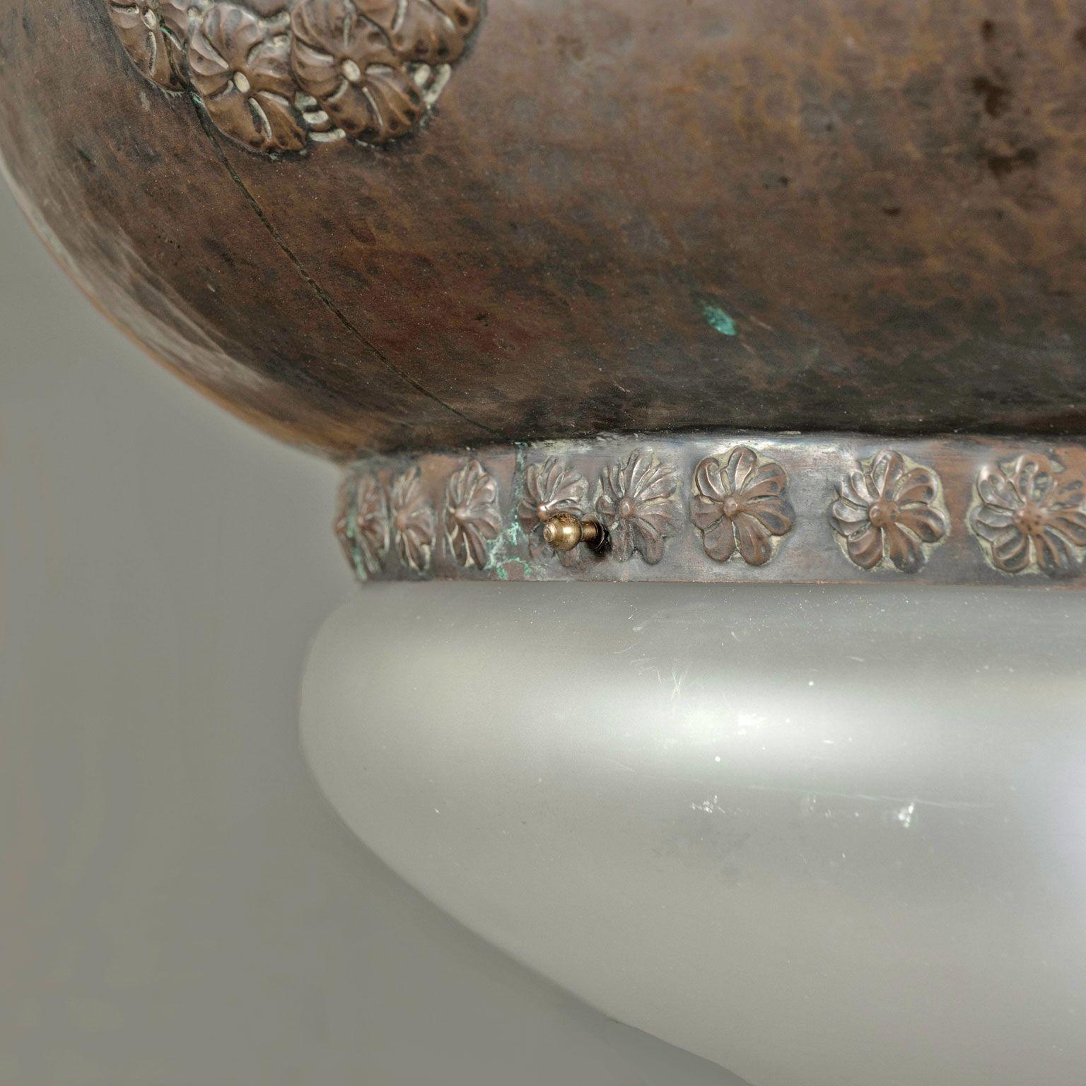 Grande lampe italienne en cuivre repoussé et abat-jour en opaline, fabriquée à la main en 