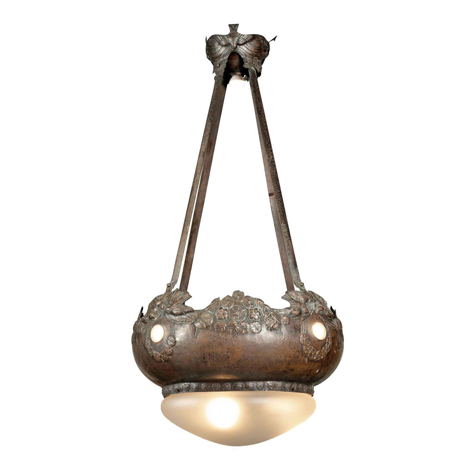 Martelé Grande lampe italienne en cuivre repoussé et abat-jour en opaline en vente