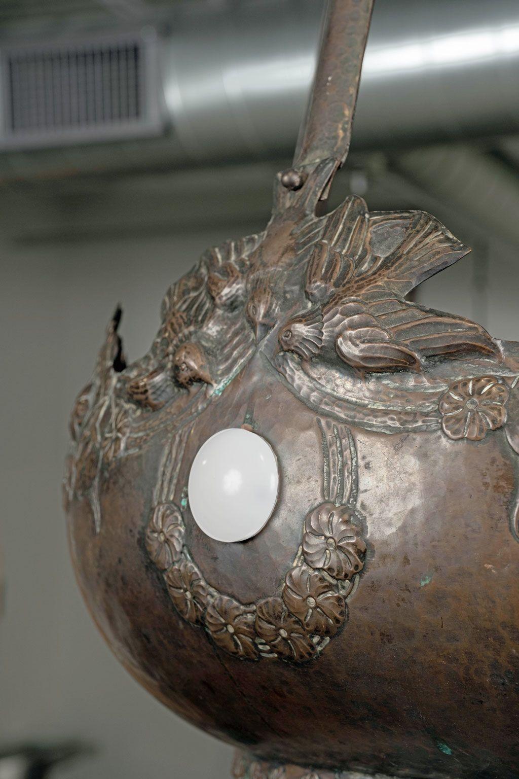 Grande lampe italienne en cuivre repoussé et abat-jour en opaline État moyen - En vente à Houston, TX