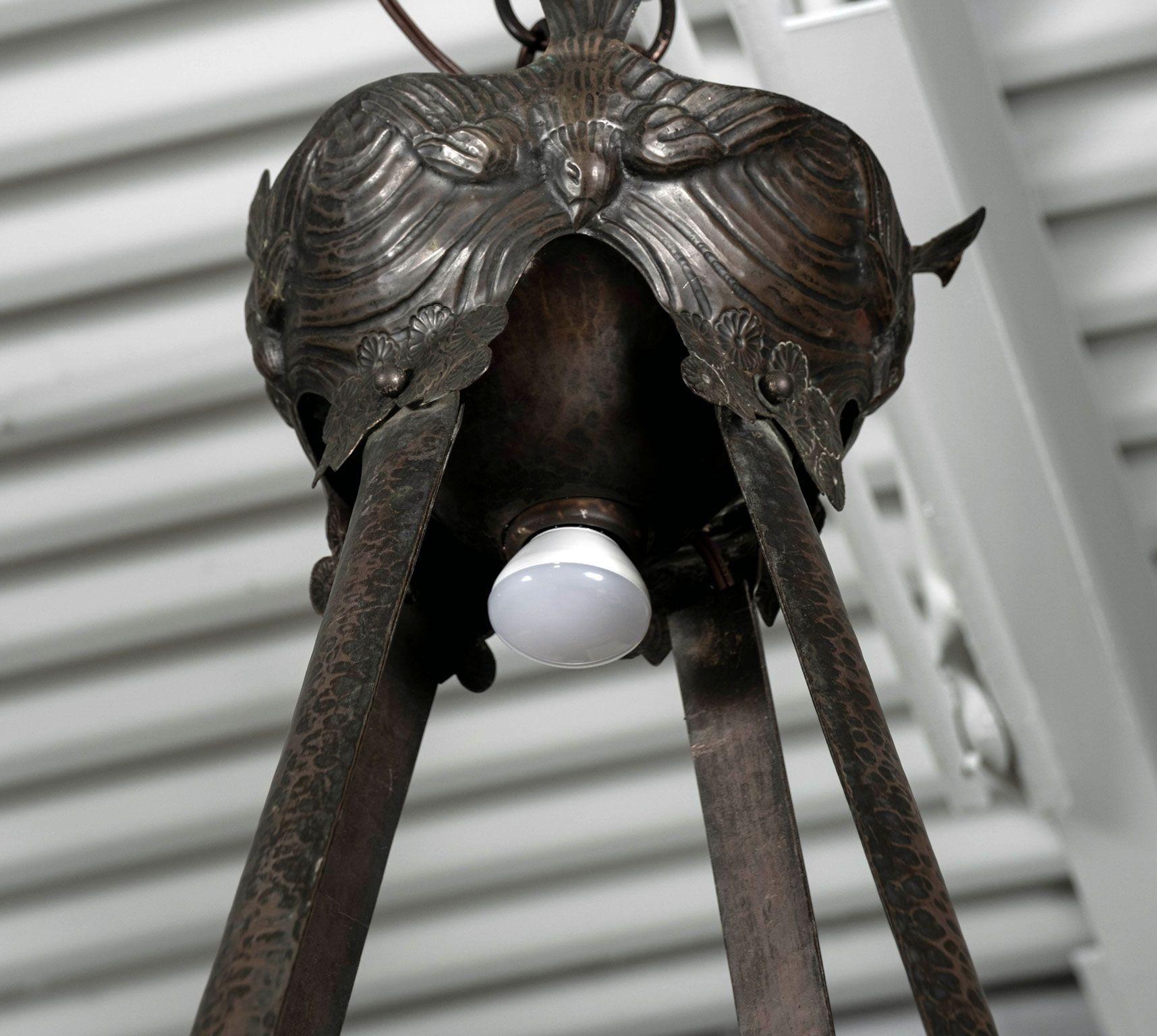 Cuivre Grande lampe italienne en cuivre repoussé et abat-jour en opaline en vente