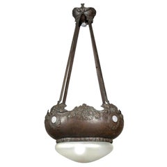 Große italienische Leuchte aus Kupferrepousse und Opalschirm