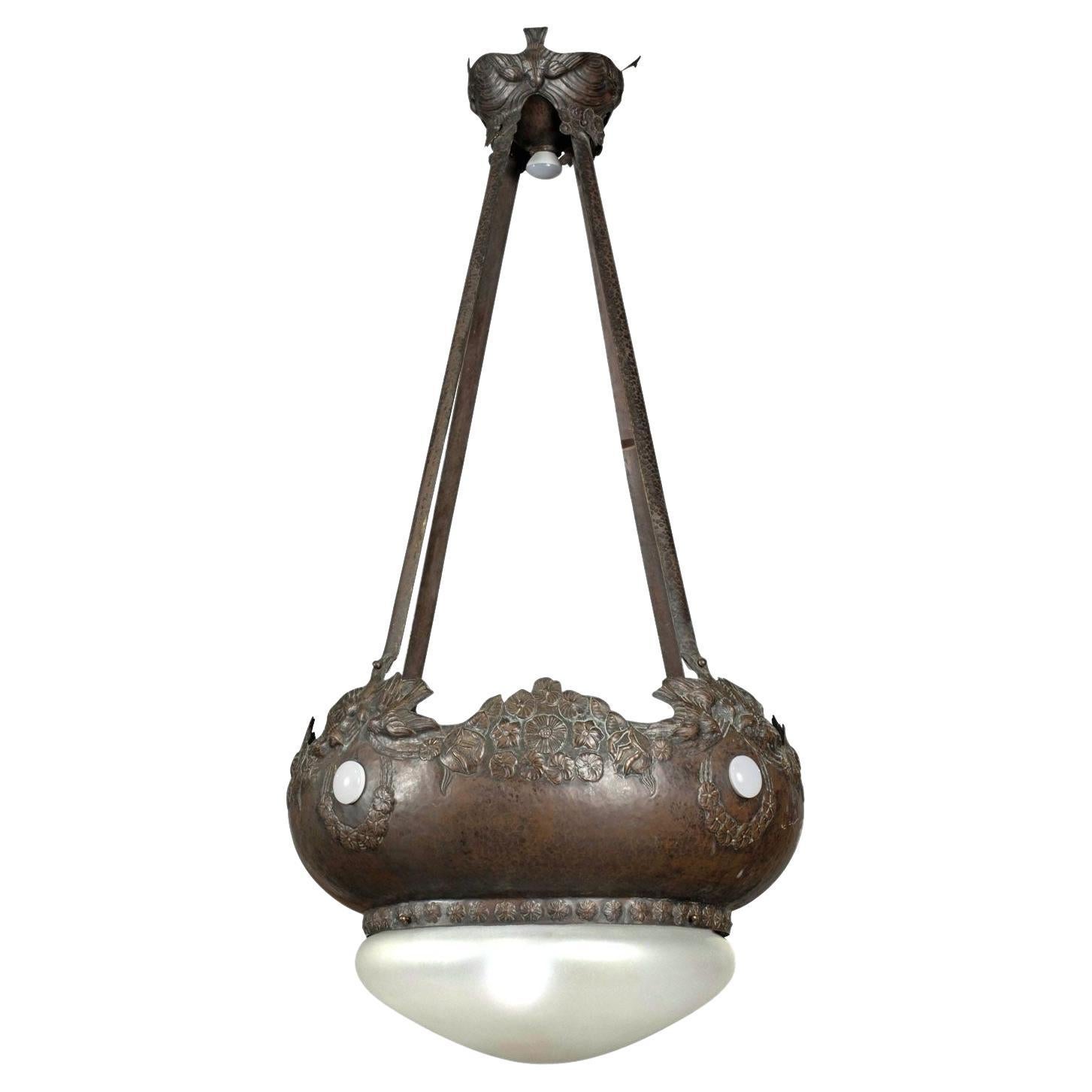 Grande lampe italienne en cuivre repoussé et abat-jour en opaline en vente