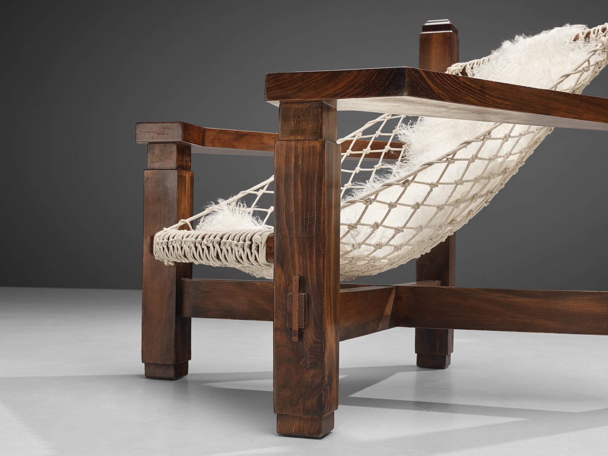 Mid-Century Modern Grande chaise longue italienne en pin teinté et assise en corde  en vente