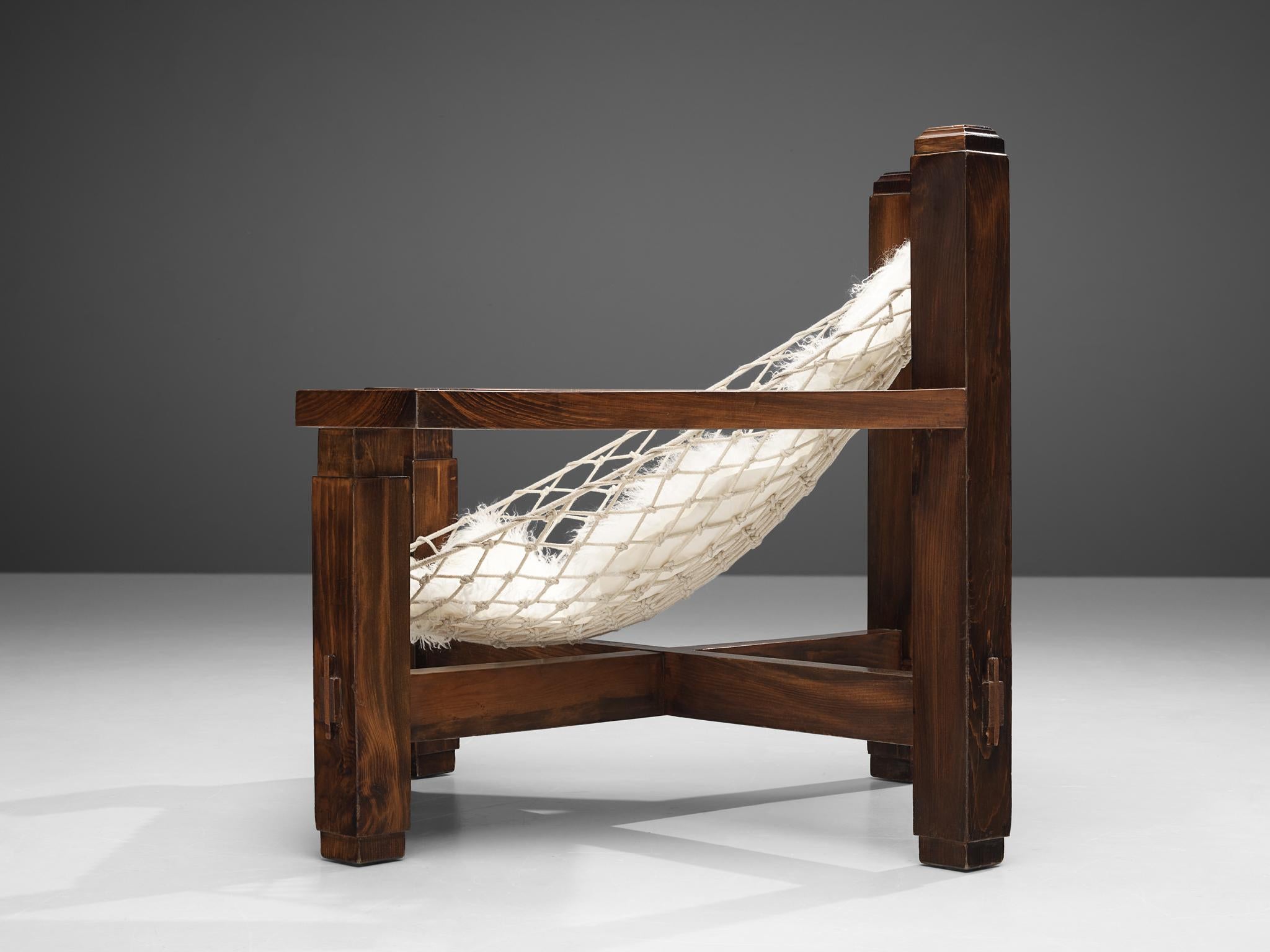 Grande chaise longue italienne en pin teinté et assise en corde  en vente 1