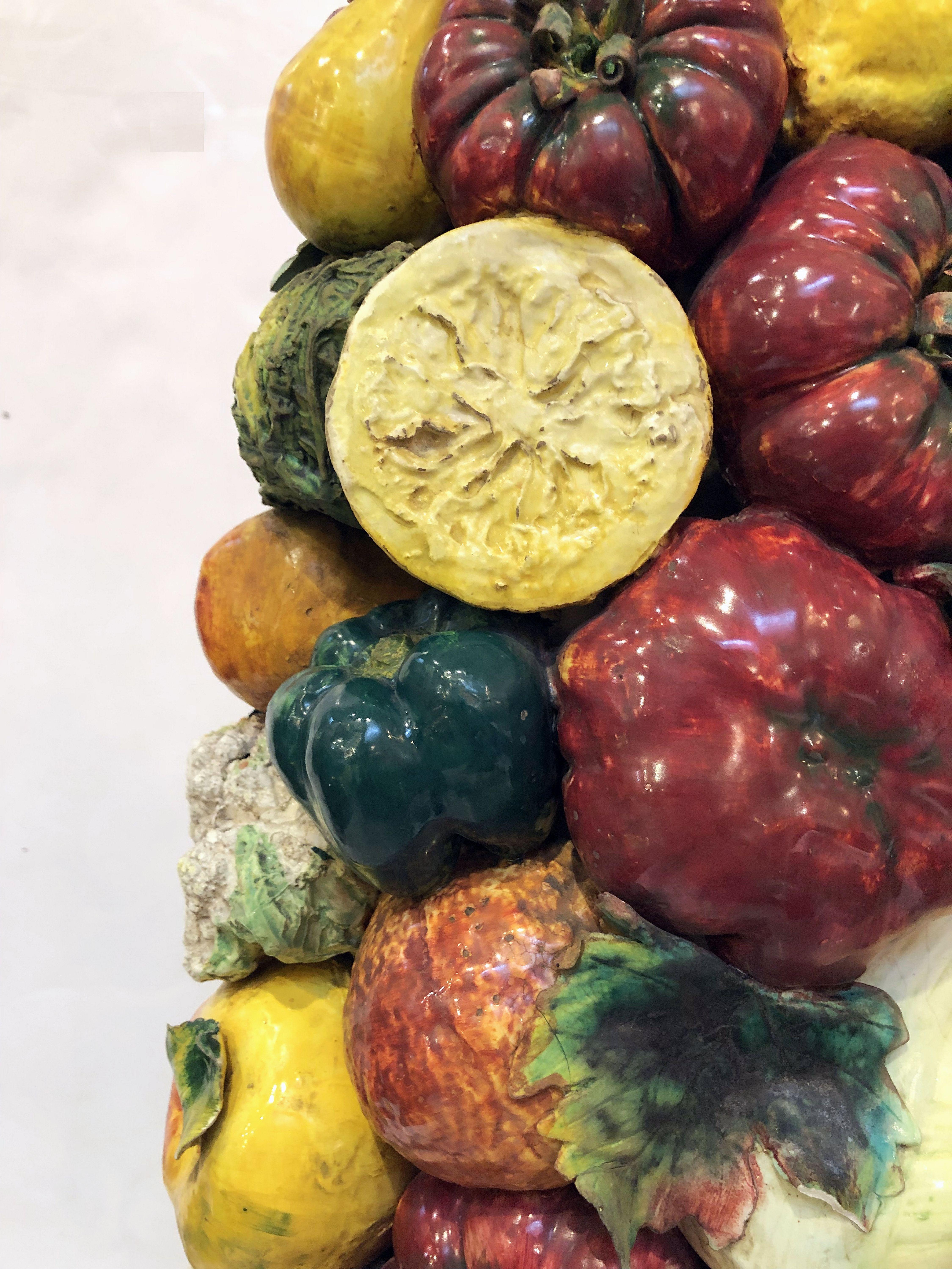 Grande tour de légumes ou centre de table topiaire en céramique italienne en forme de majolique en vente 4