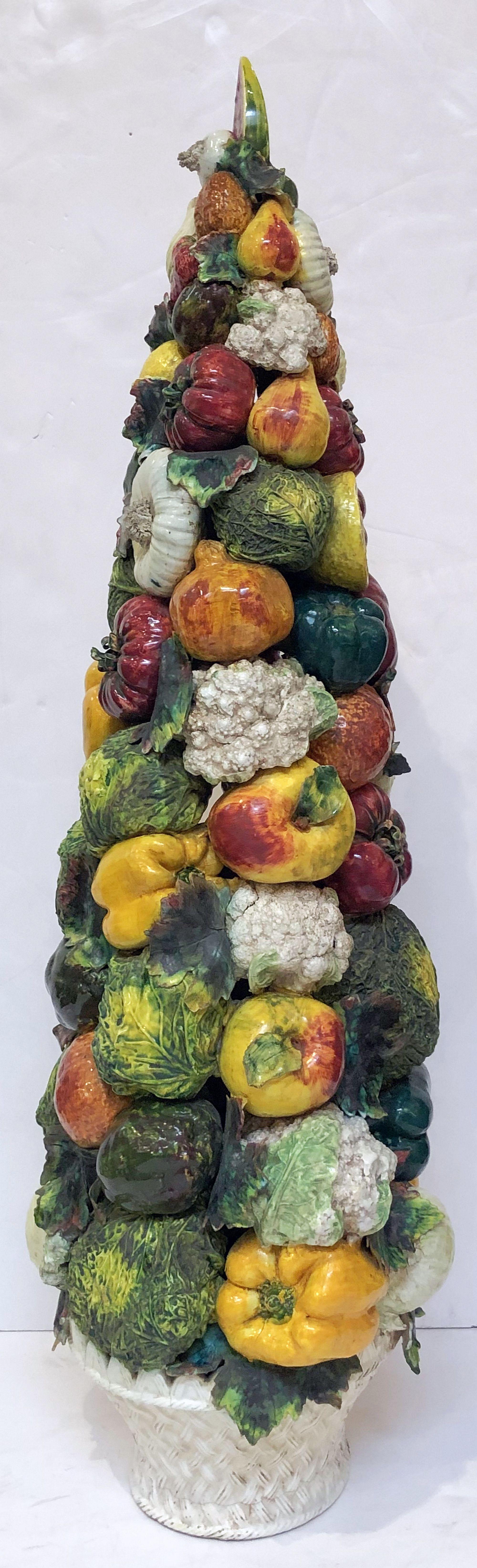 Vernissé Grande tour de légumes ou centre de table topiaire en céramique italienne en forme de majolique en vente