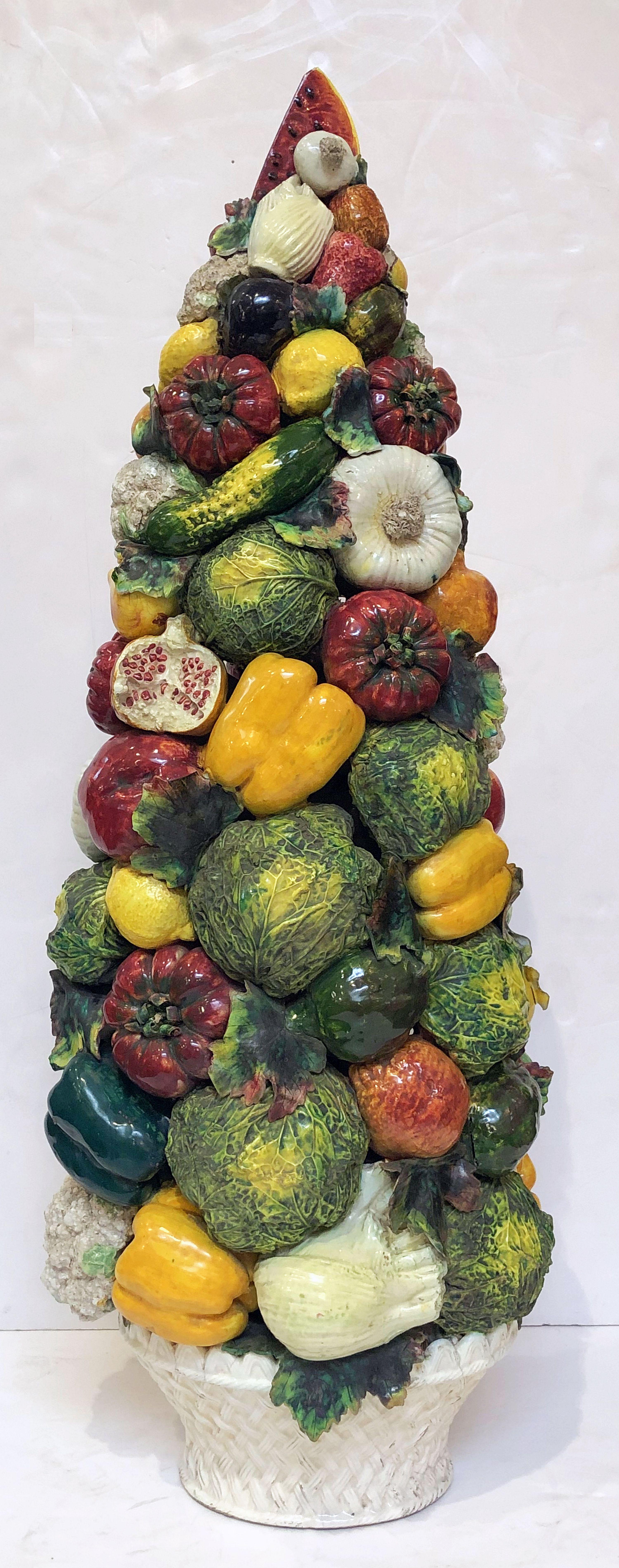 20ième siècle Grande tour de légumes ou centre de table topiaire en céramique italienne en forme de majolique en vente