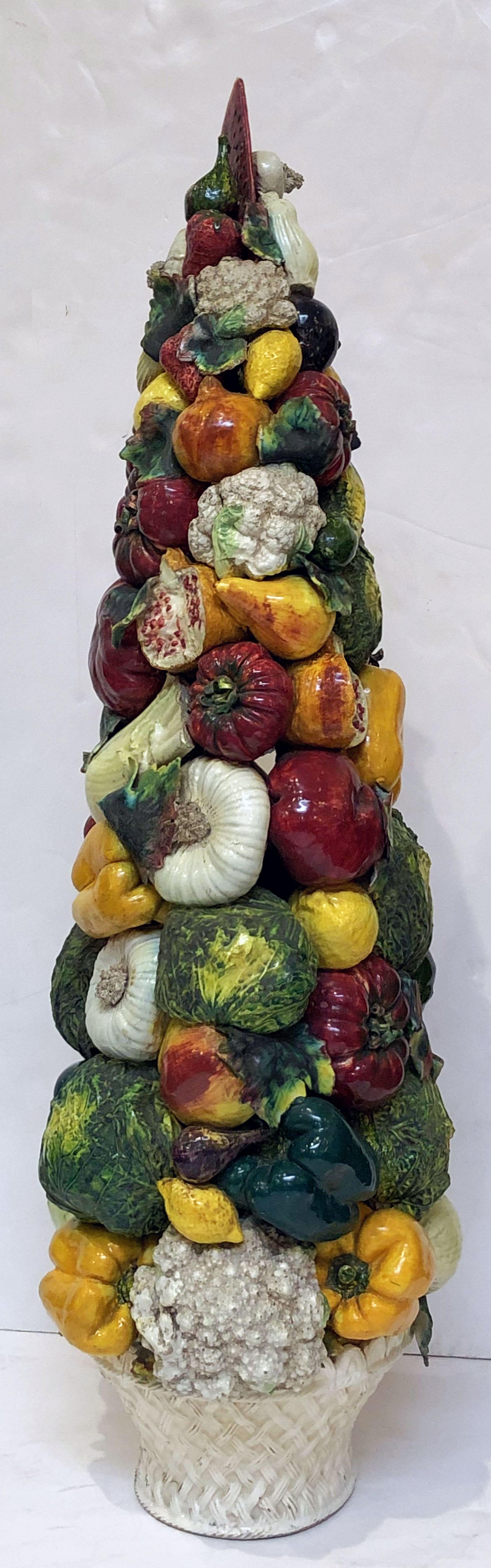 Grande tour de légumes ou centre de table topiaire en céramique italienne en forme de majolique en vente 1