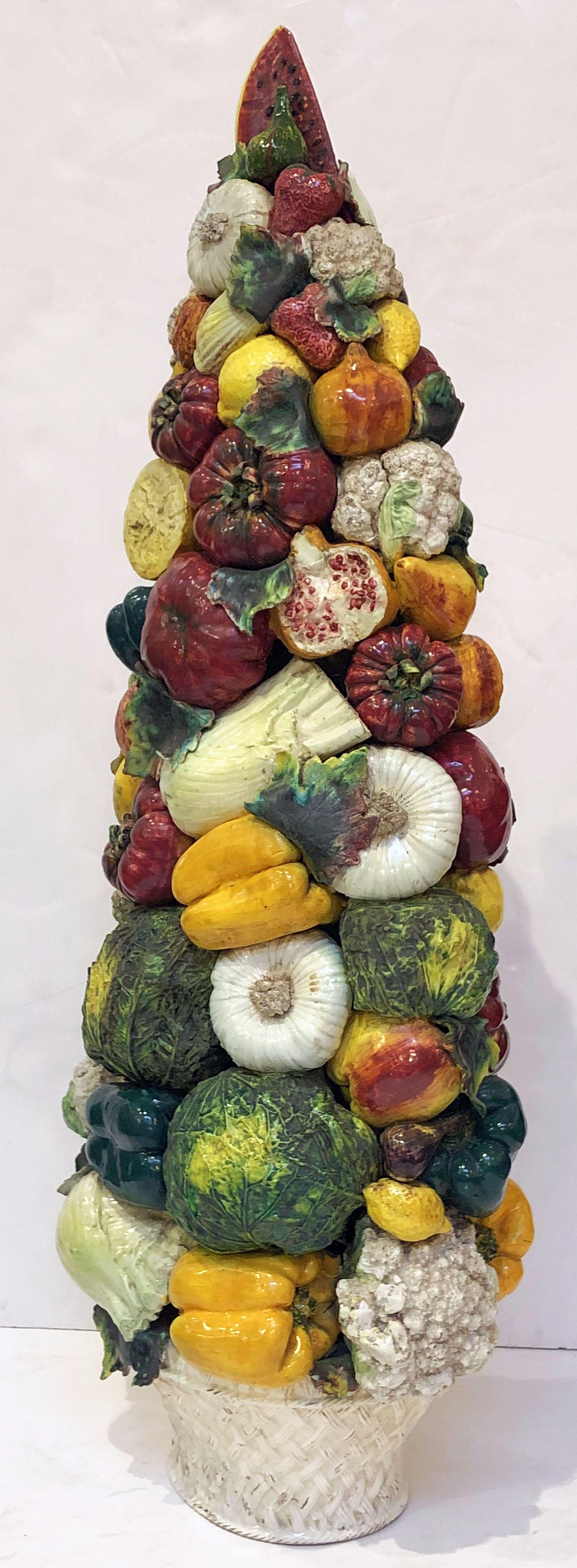 Grande tour de légumes ou centre de table topiaire en céramique italienne en forme de majolique en vente 2