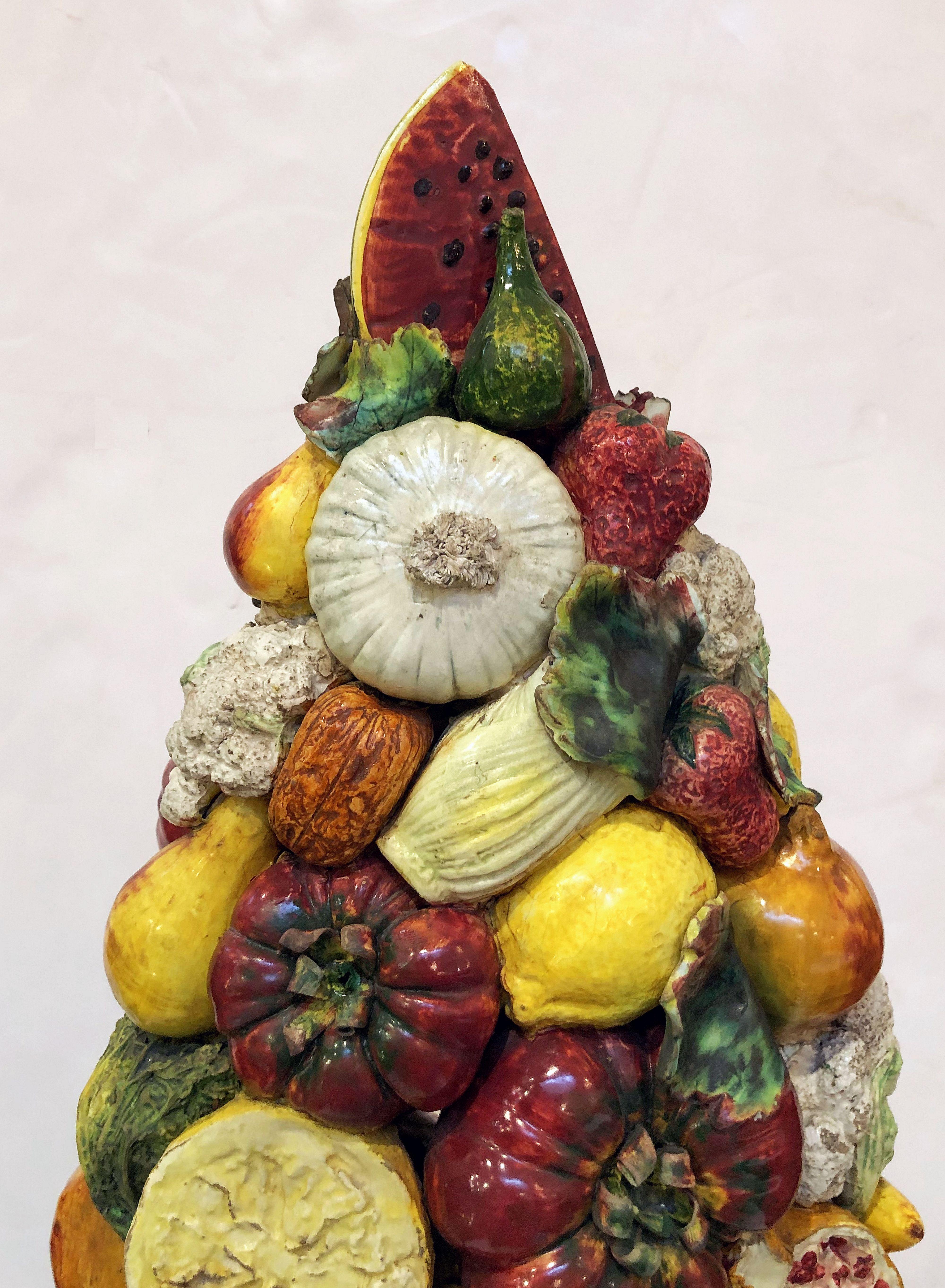 Grande tour de légumes ou centre de table topiaire en céramique italienne en forme de majolique en vente 3