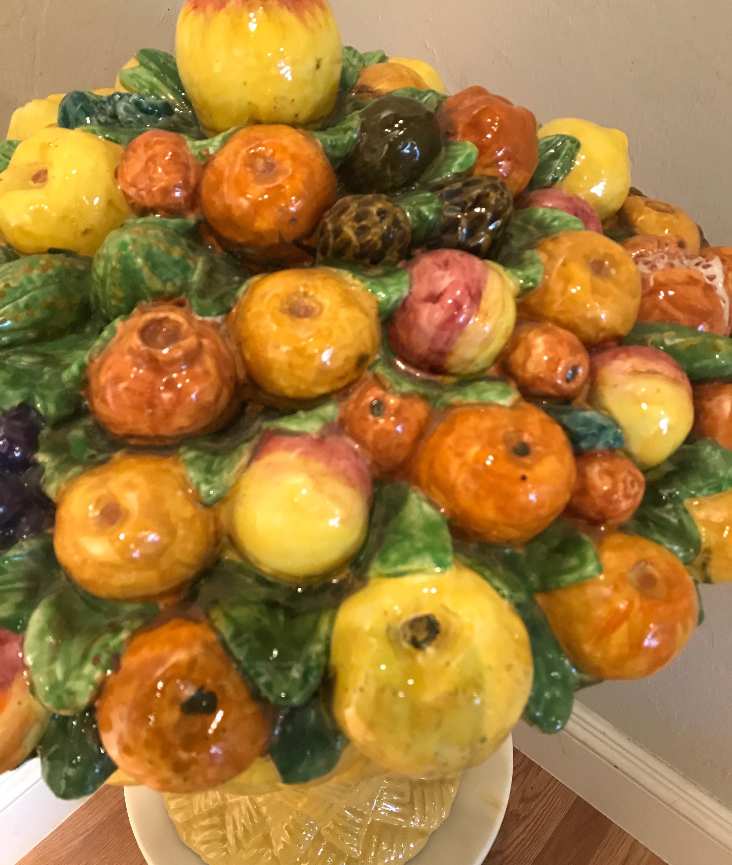 Grand centre de table en majolique italienne avec corbeille de fruits Bon état - En vente à West Palm Beach, FL