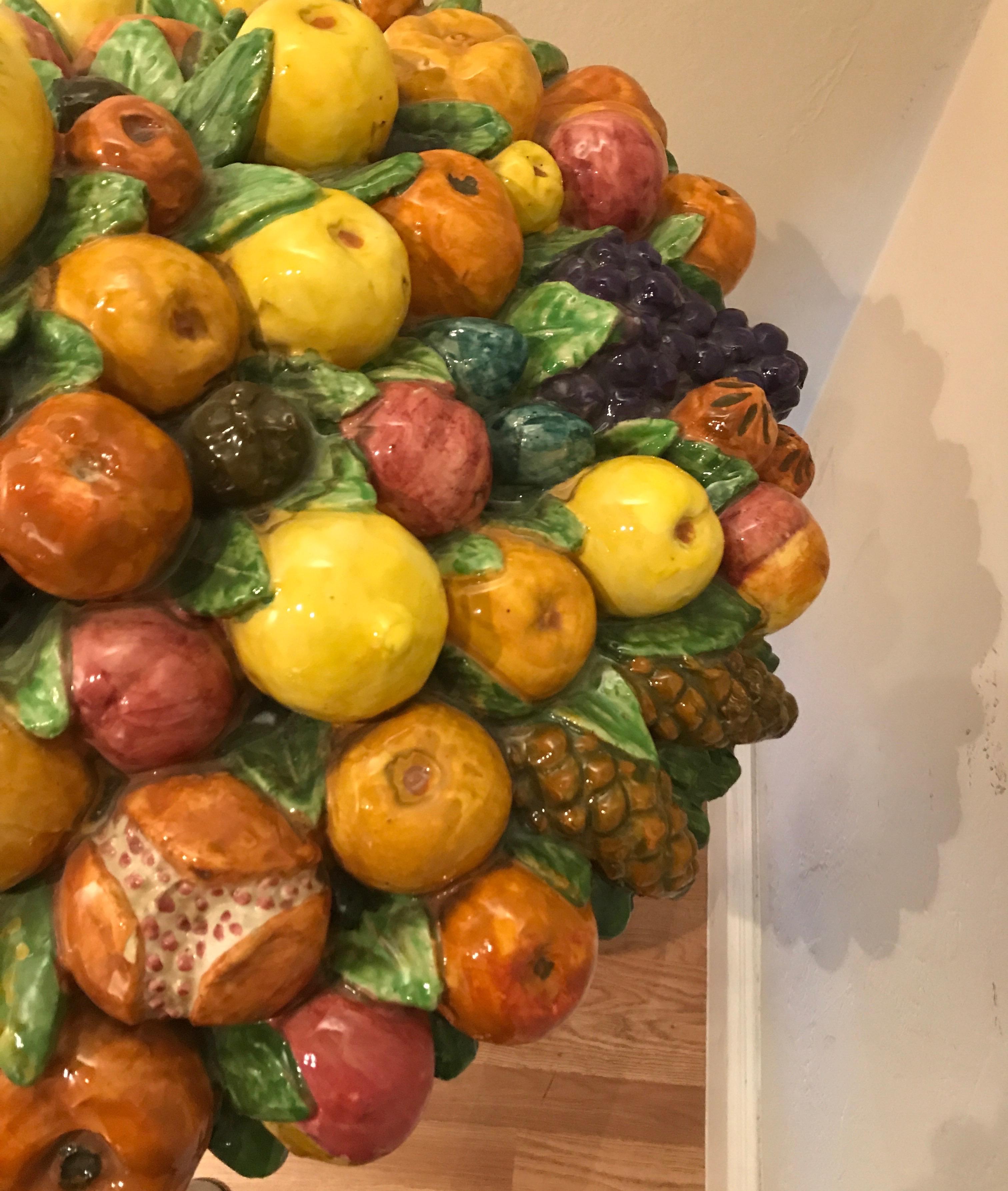 XX secolo Grande centrotavola in maiolica italiana con cesto di frutta in vendita