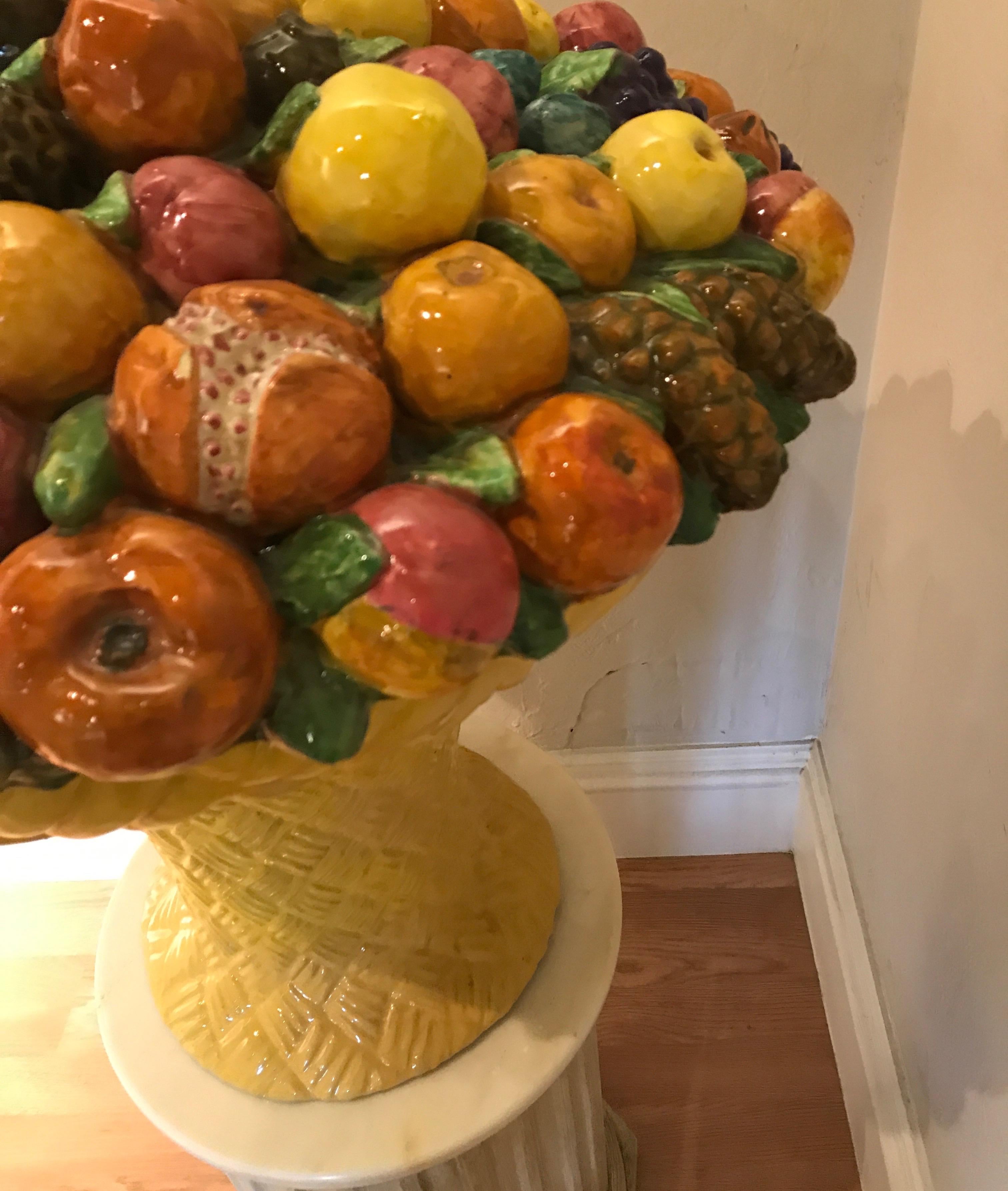 Grand centre de table en majolique italienne avec corbeille de fruits en vente 1