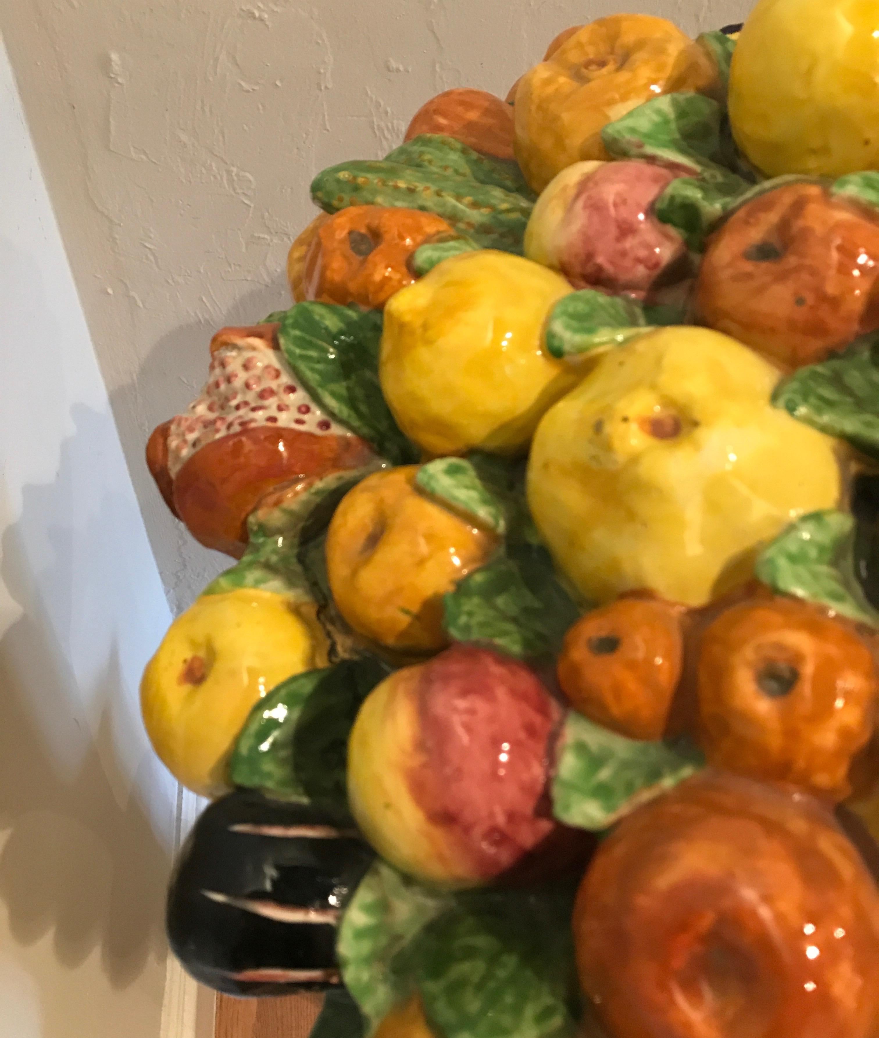 Grande centrotavola in maiolica italiana con cesto di frutta in vendita 2