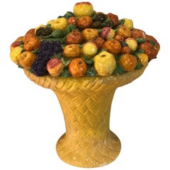 Grand centre de table en majolique italienne avec corbeille de fruits