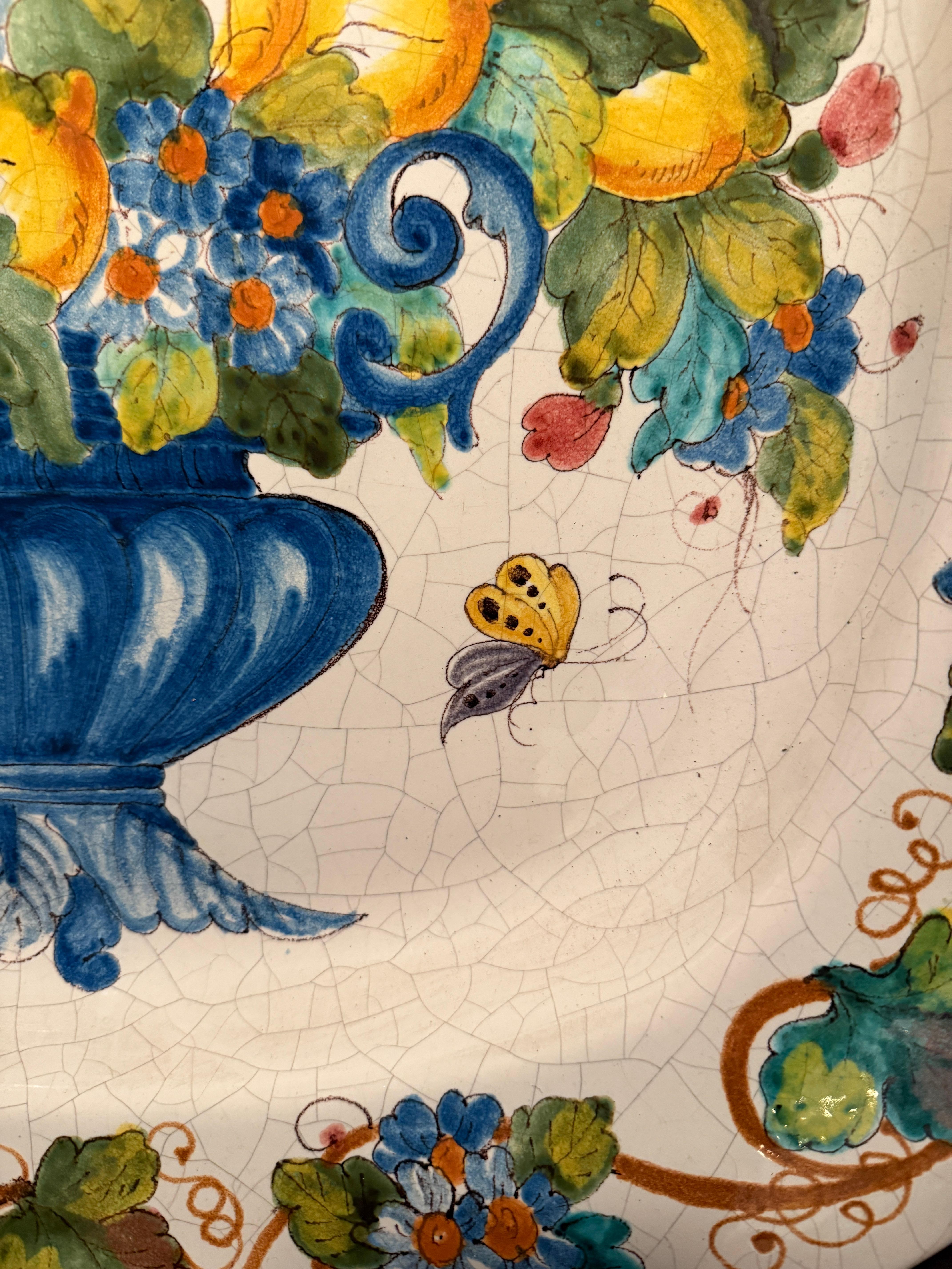 Smaltato Grande vassoio decorato in maiolica italiana in vendita