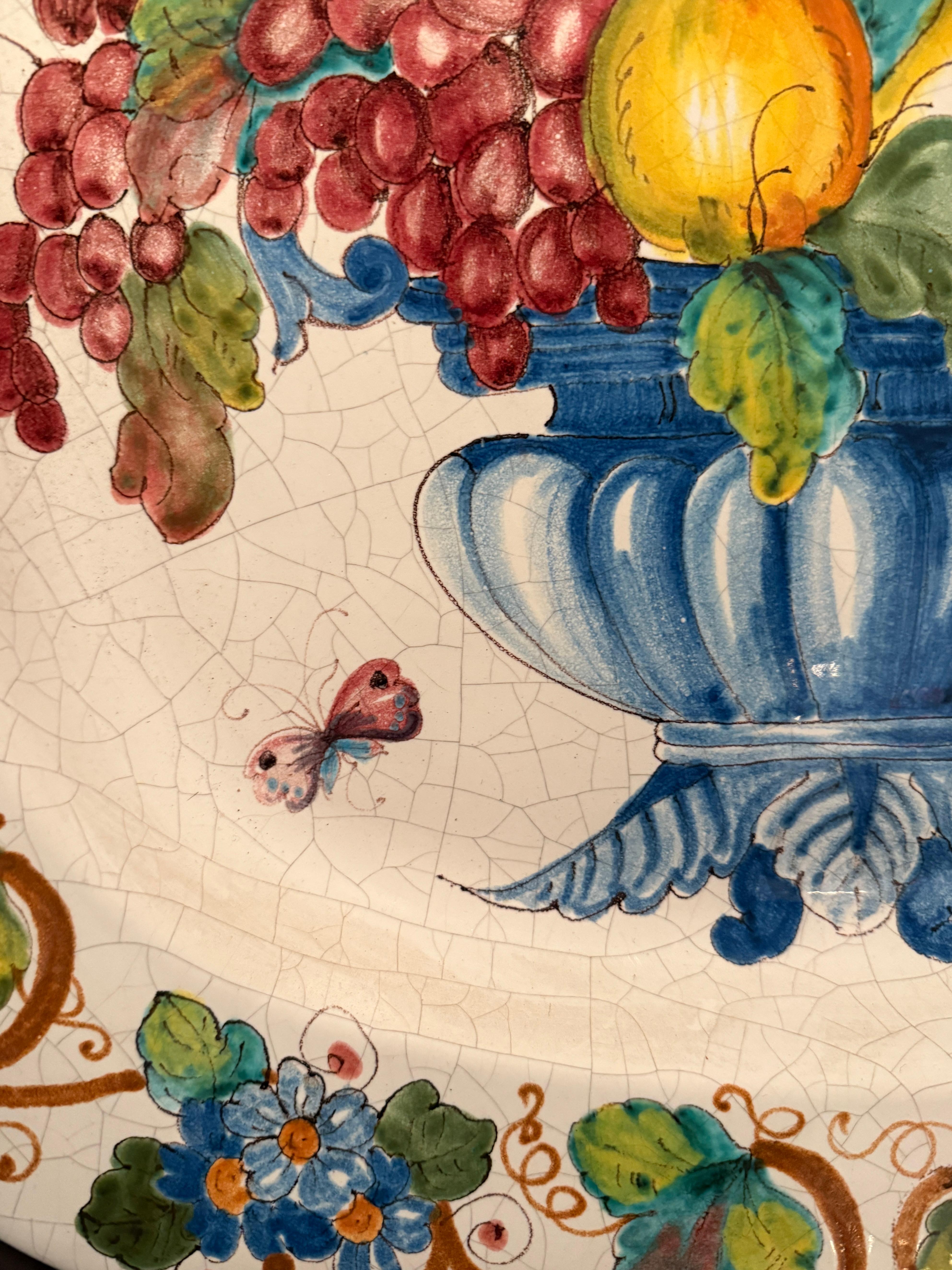 Grande vassoio decorato in maiolica italiana In condizioni buone in vendita a Norwood, NJ
