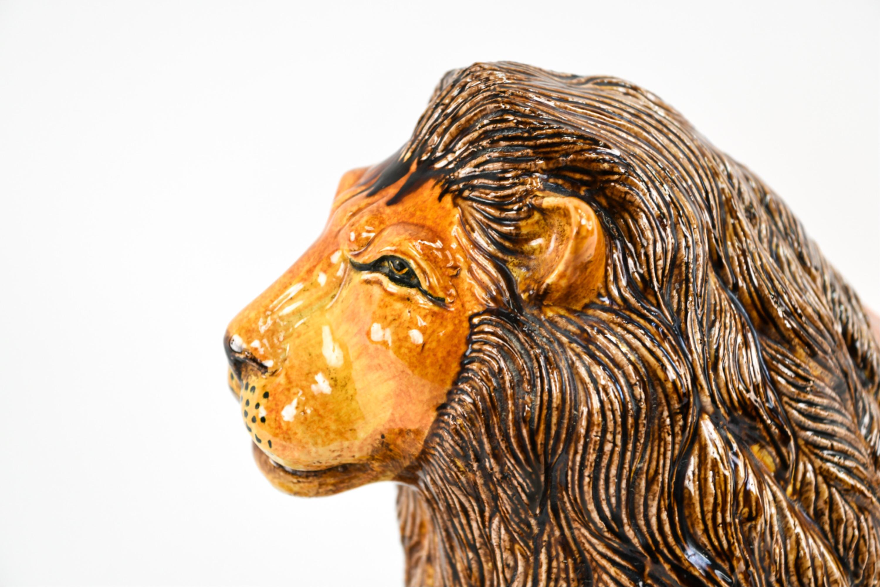 Grande sculpture de lion couché en poterie de majolique italienne Bon état - En vente à Norwalk, CT