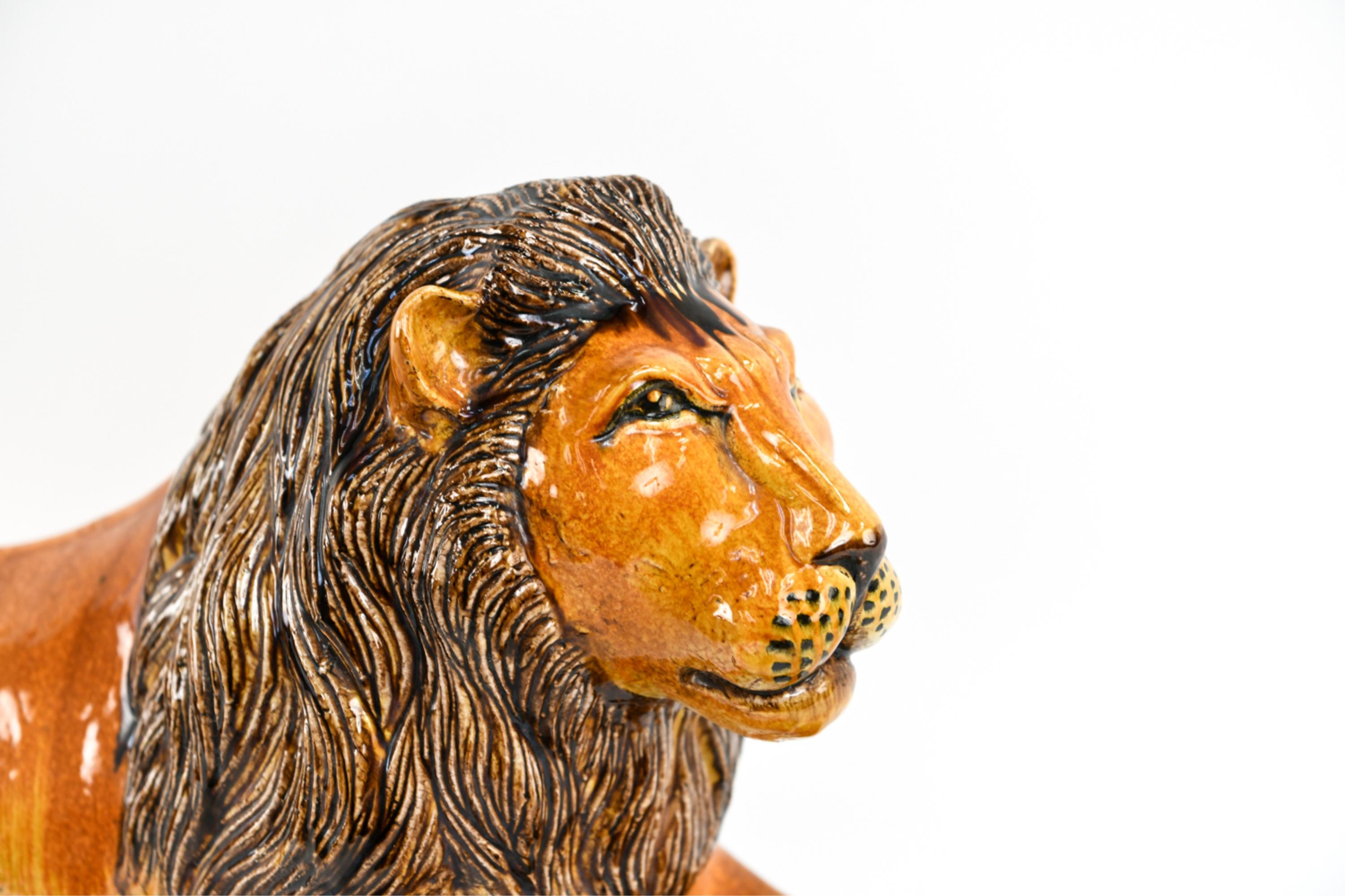 20ième siècle Grande sculpture de lion couché en poterie de majolique italienne en vente