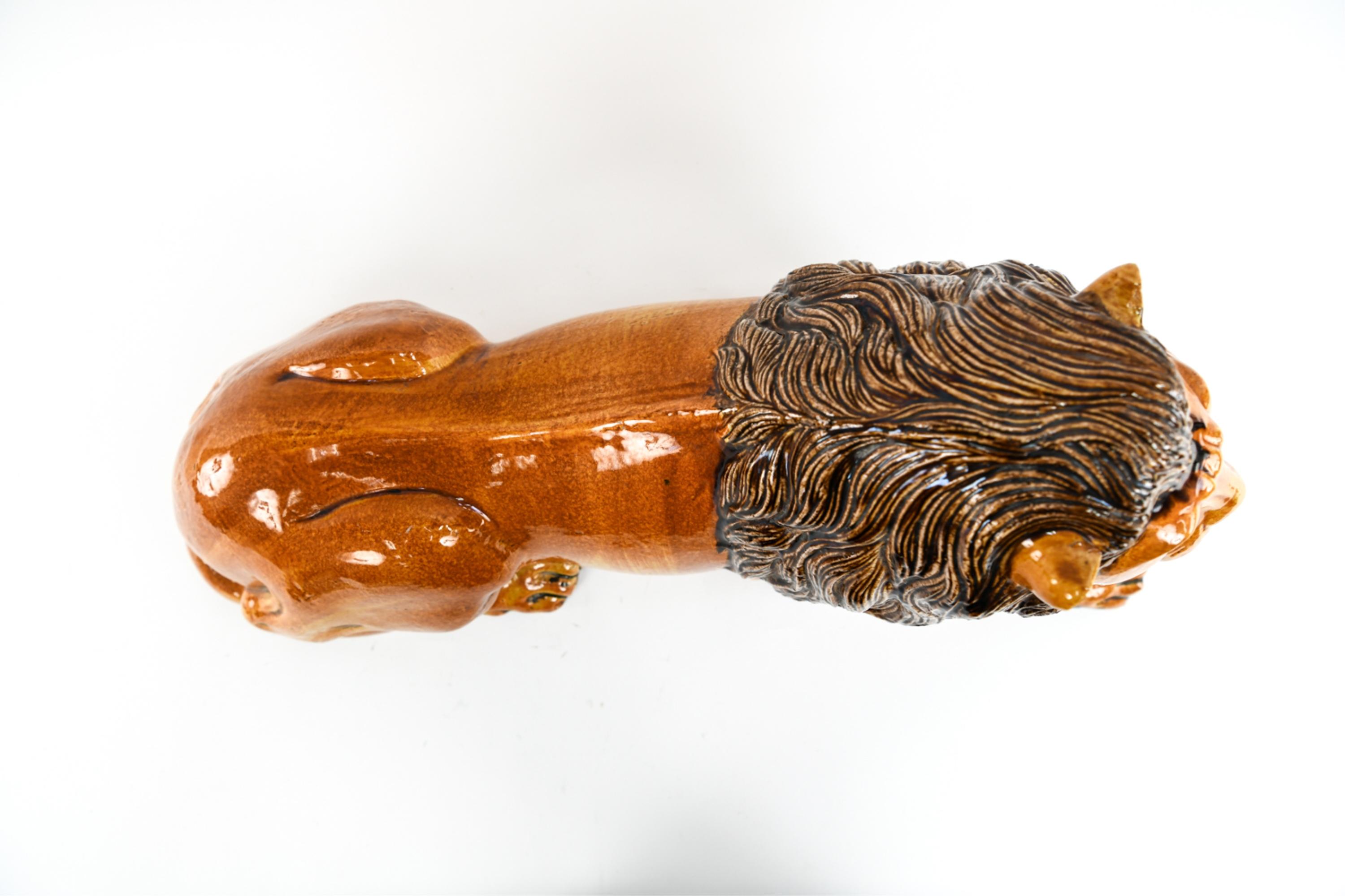 Grande sculpture de lion couché en poterie de majolique italienne en vente 3