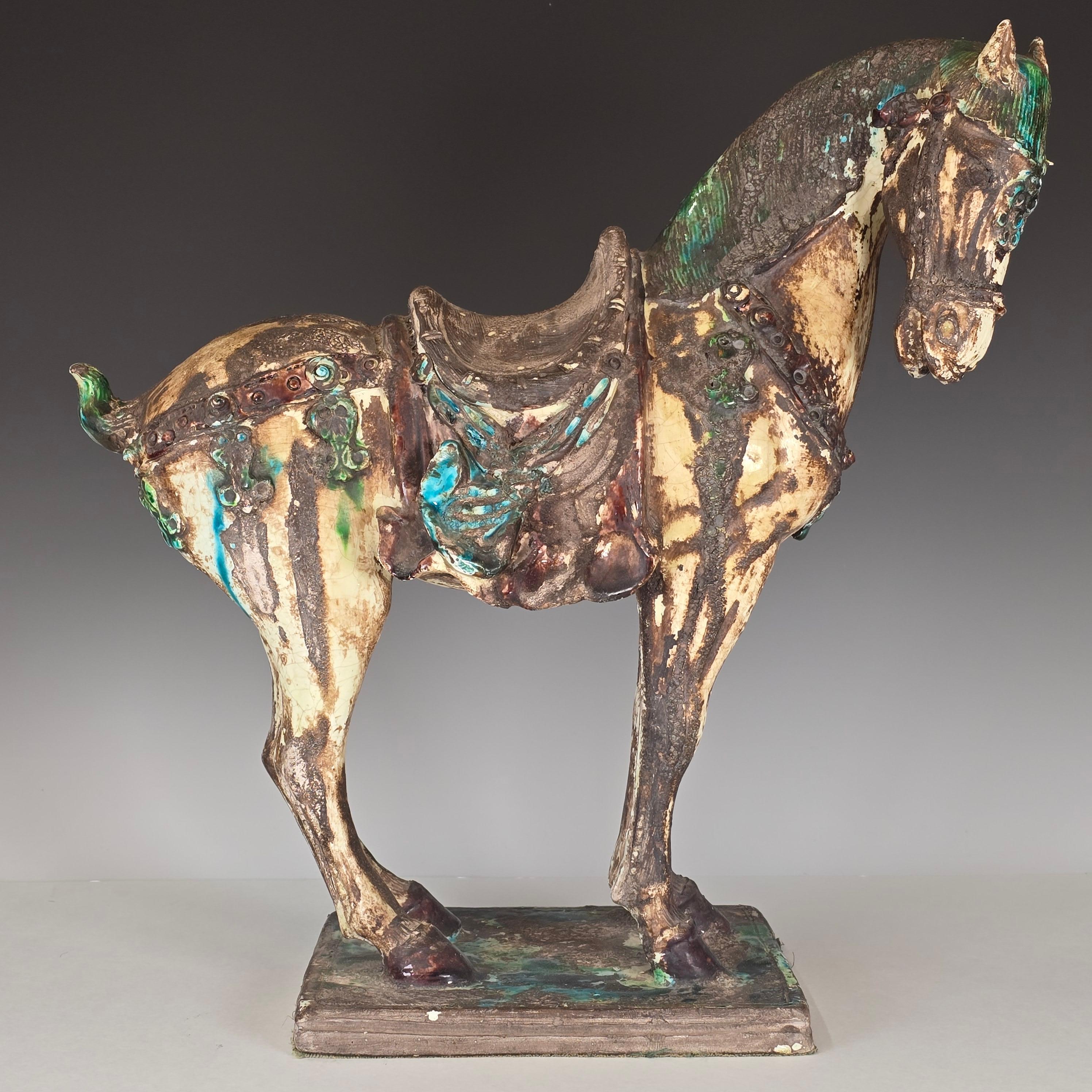 Es el Caballo estilo Tang italiano más impresionante que he probado nunca.   Gran escala y esmaltes de mayólica con falso envejecimiento crujiente aplicado.   Es casi más bonito que algunos de los de verdad.   Esta pieza se hizo a medida para los