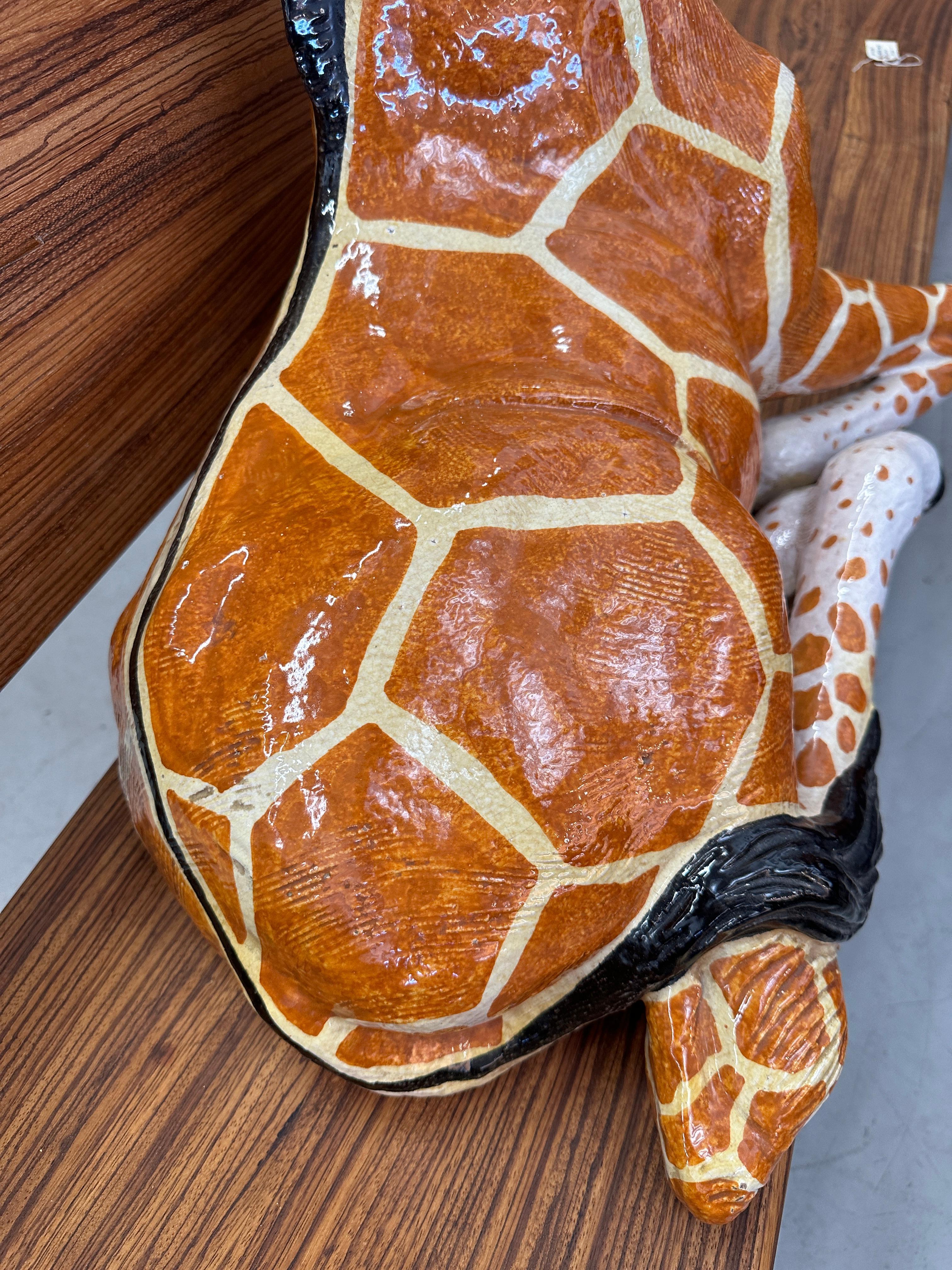 Gran jirafa italiana de mayólica esmaltada en terracota en venta 2