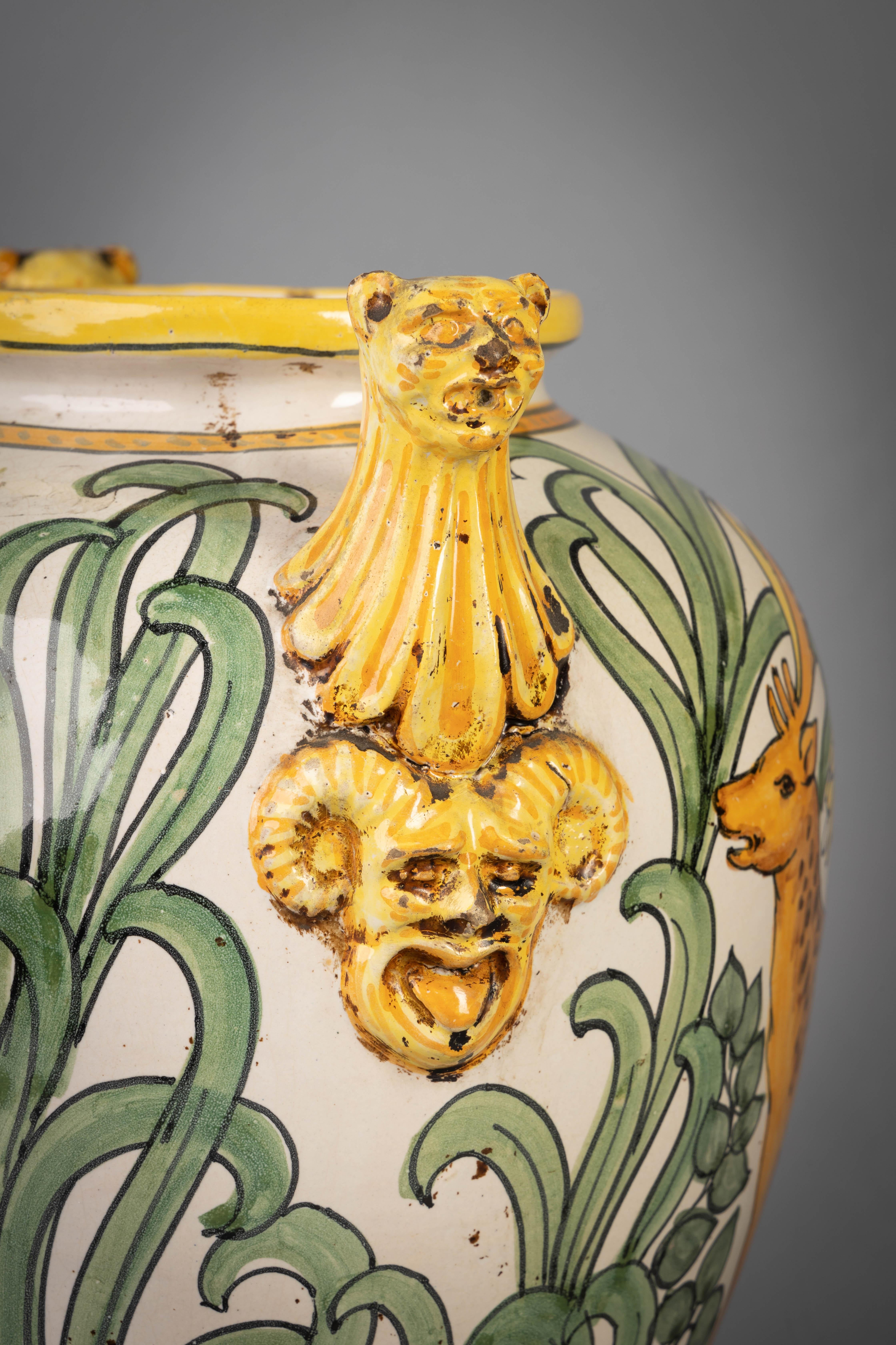 Große italienische Vase aus Majolika mit zwei Henkeln, um 1900 im Zustand „Gut“ im Angebot in New York, NY
