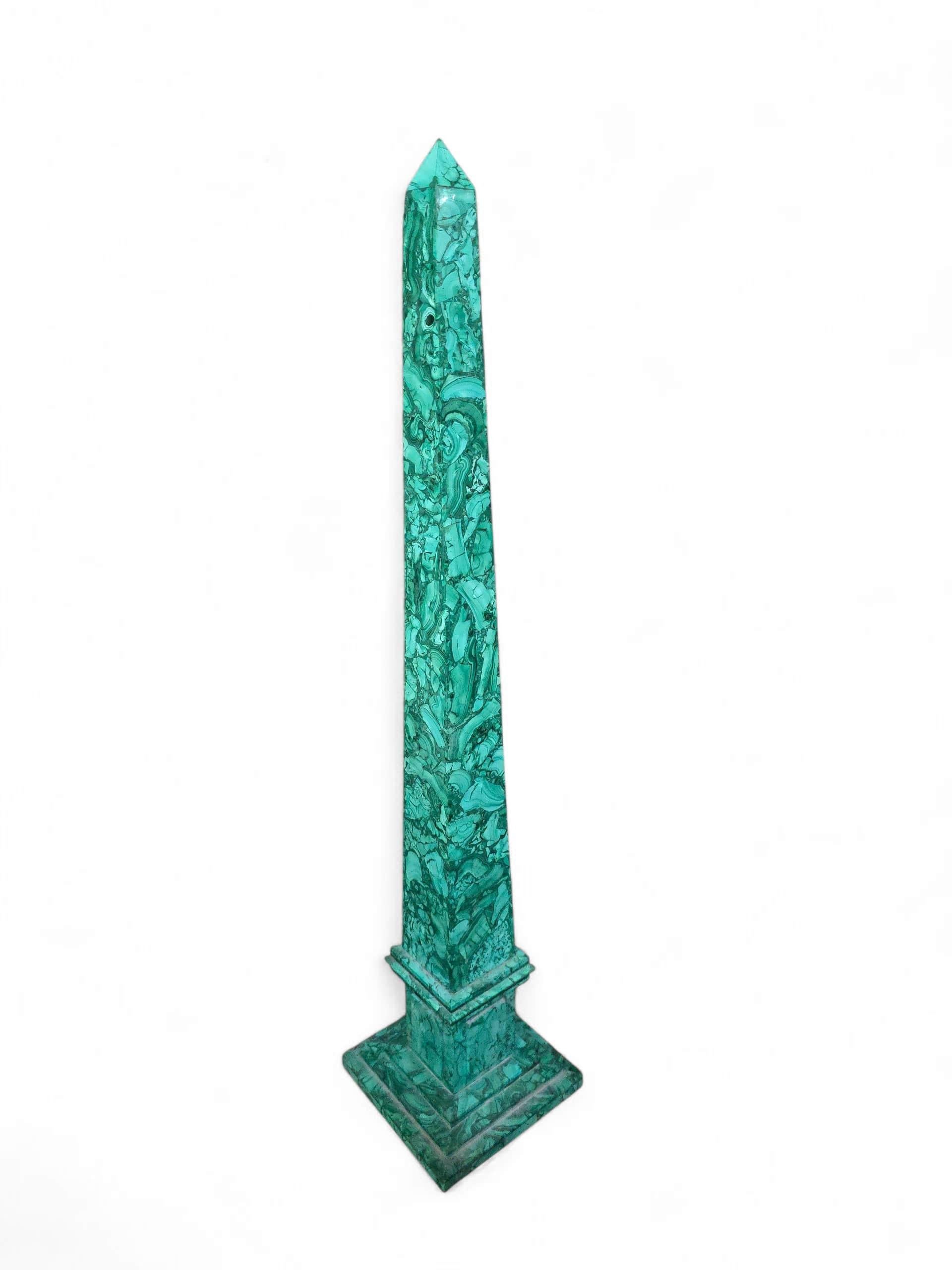 Grand obélisque étonnant en malachite richement ornée, fabriqué en Italie dans les années 1970. Cette pièce décorative met en valeur les tons verts profonds et les motifs tourbillonnants naturels caractéristiques de la malachite de haute qualité,