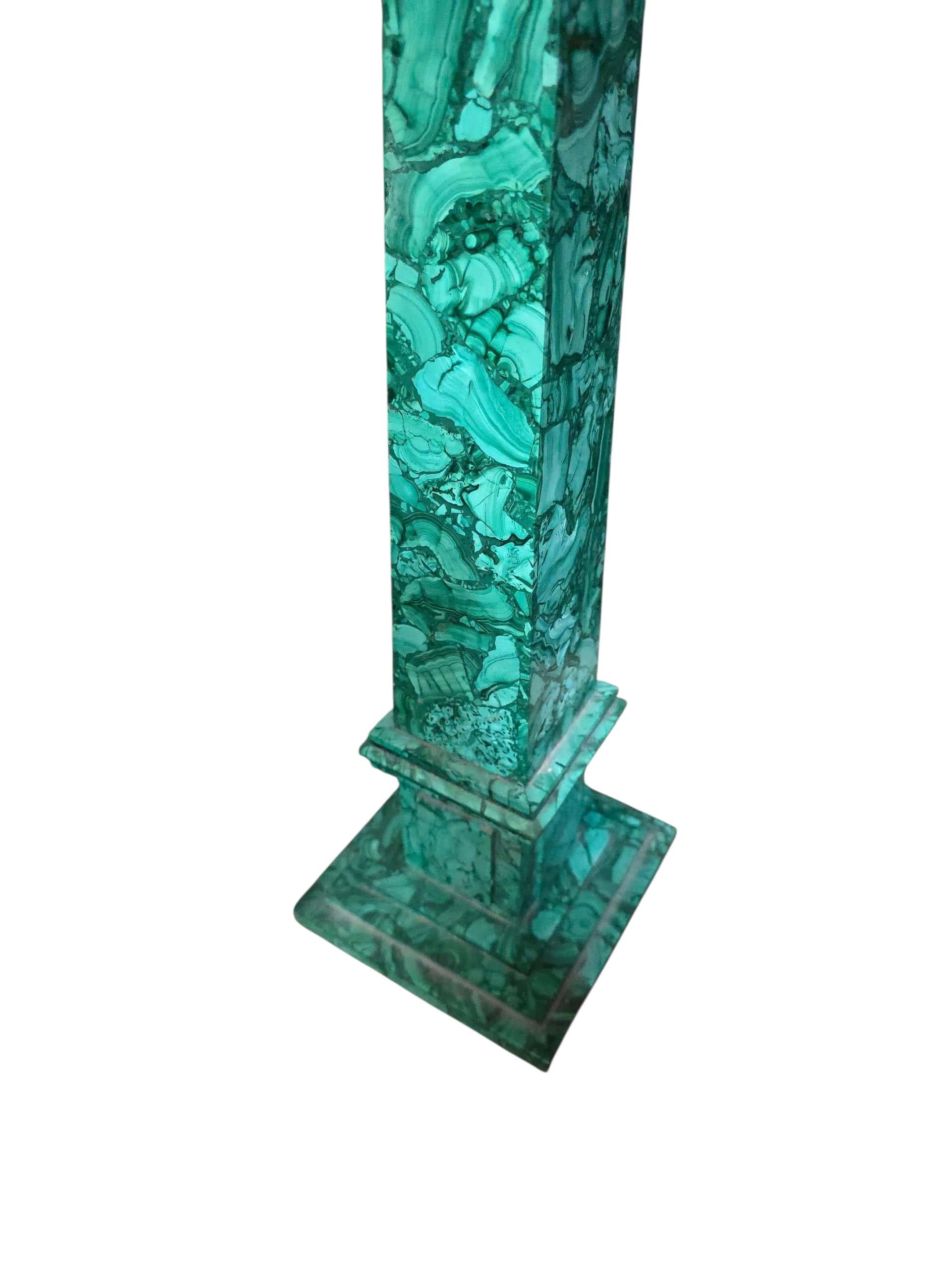 Milieu du XXe siècle Grand obélisque italien en malachite, 1970 en vente