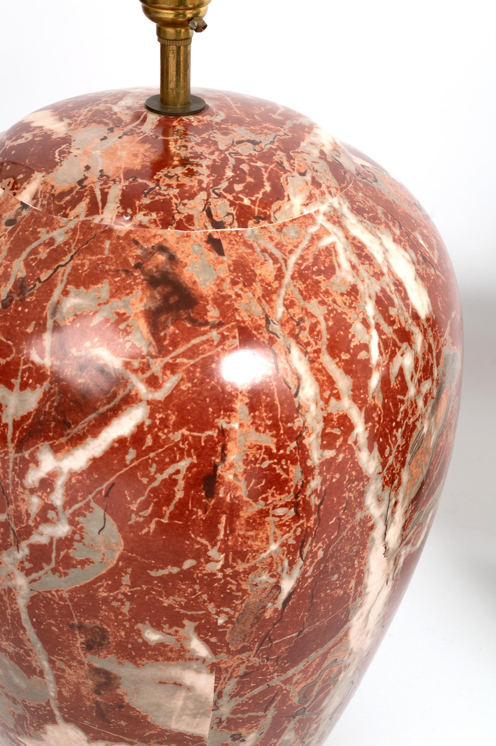 Grande lampada da tavolo in porcellana effetto marmo, Italia, circa 1970.
In eccellenti condizioni vintage commisurate all'età.
Due disponibili: uno rosso e uno nero.
  