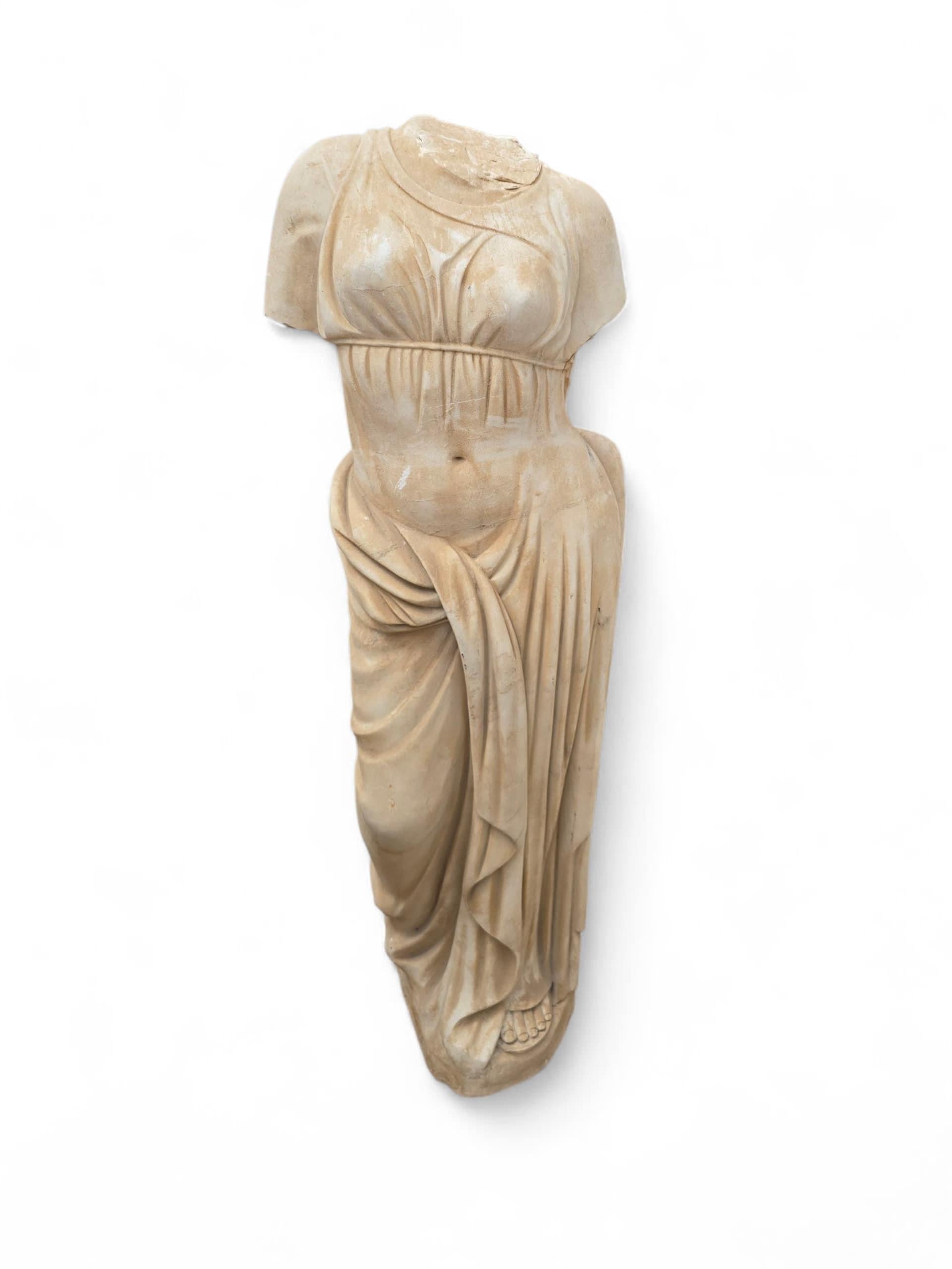 Gran escultura italiana de mármol de una mujer romana, principios del siglo XX

Descripción:
Elegante escultura de mármol de una mujer romana clásica, tallada en Italia a principios del siglo XX. Ejecutada en fino mármol blanco italiano, la figura