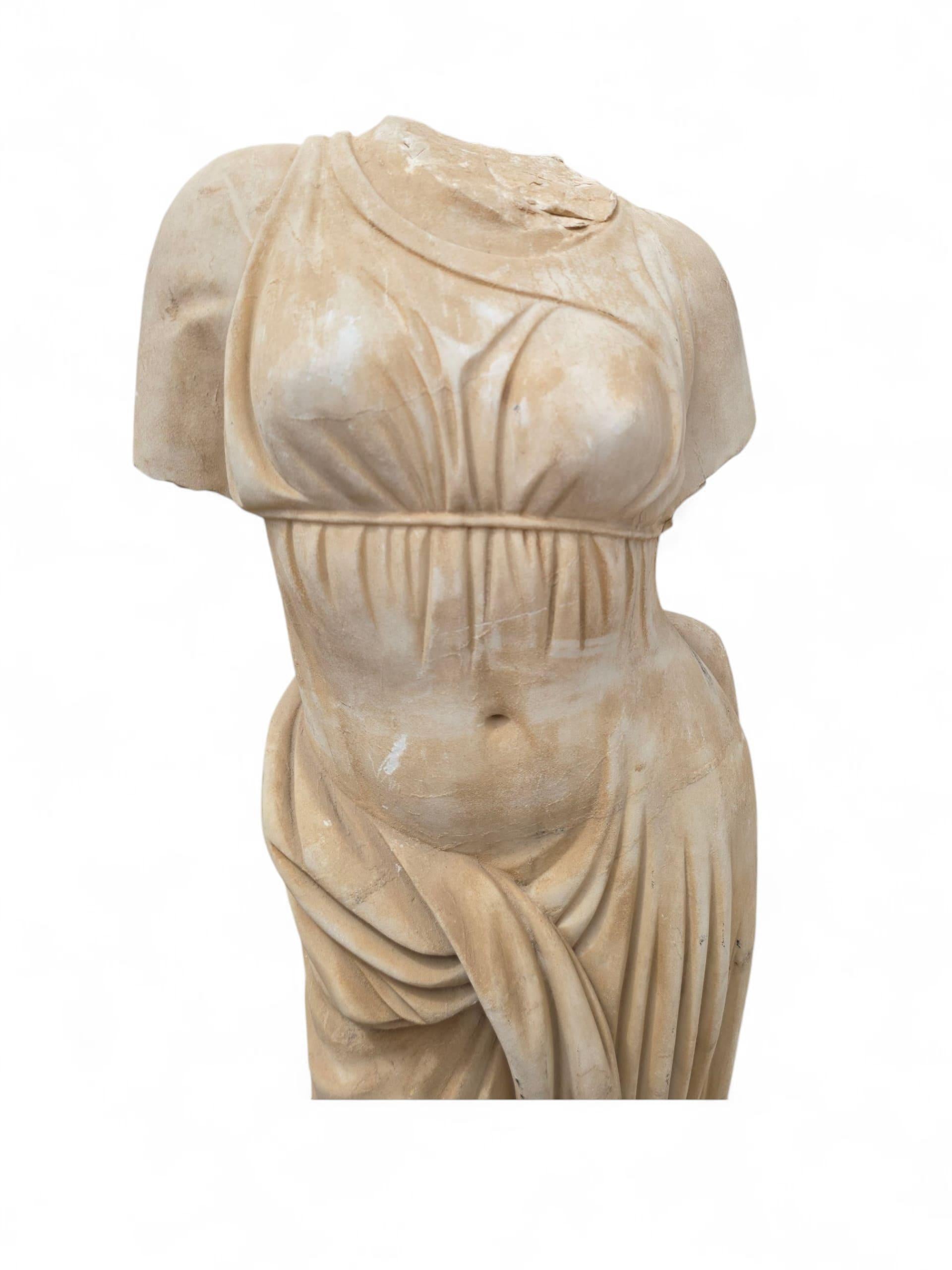 Gran escultura italiana de mármol de una mujer romana, principios del siglo XX en venta 1