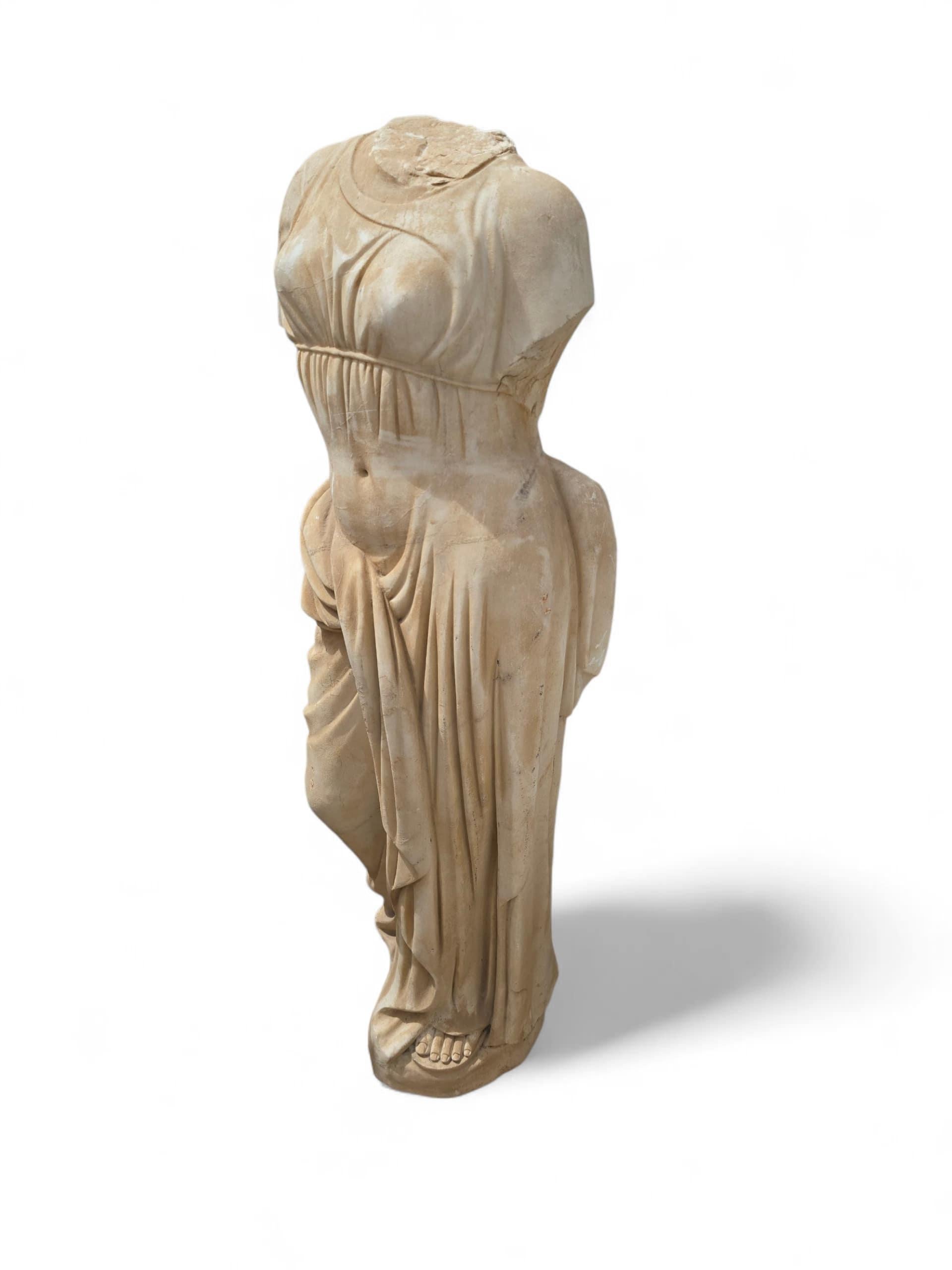 Gran escultura italiana de mármol de una mujer romana, principios del siglo XX en venta 3