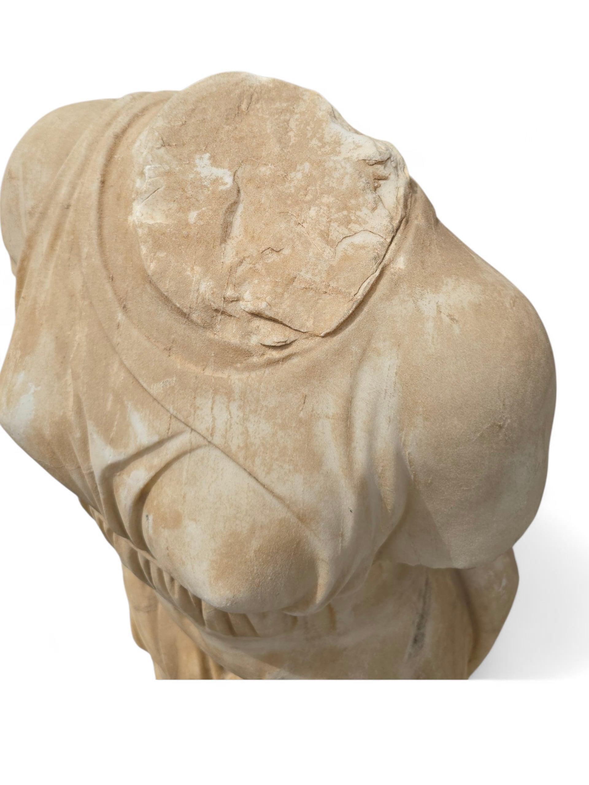 Gran escultura italiana de mármol de una mujer romana, principios del siglo XX en venta 4