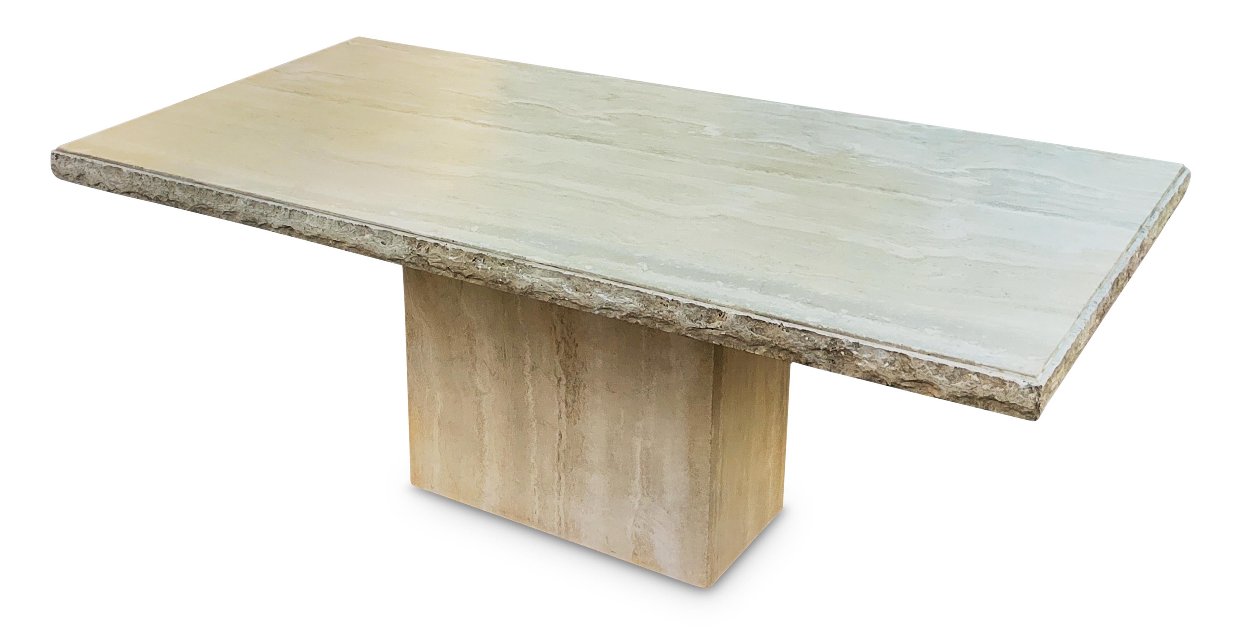 Fabriquée en Italie dans les années 1970, une grande table de salle à manger ou un bureau entièrement en marbre travertin. Le plateau est constitué d'une grande dalle de travertin poli, dont le grain naturel est chaud et agréable. La douceur du