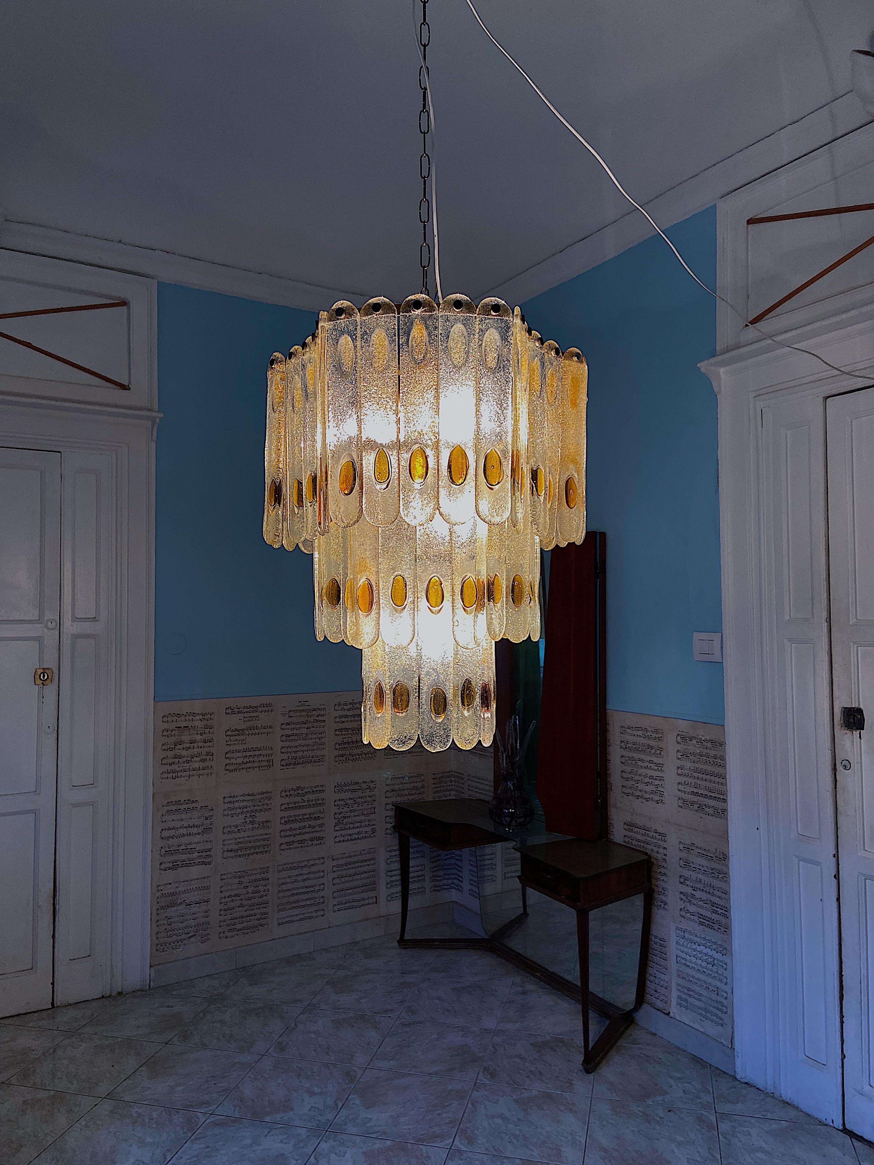 Gran araña italiana Mazzega Murano de ámbar y cristal transparente, años 70 Italiano