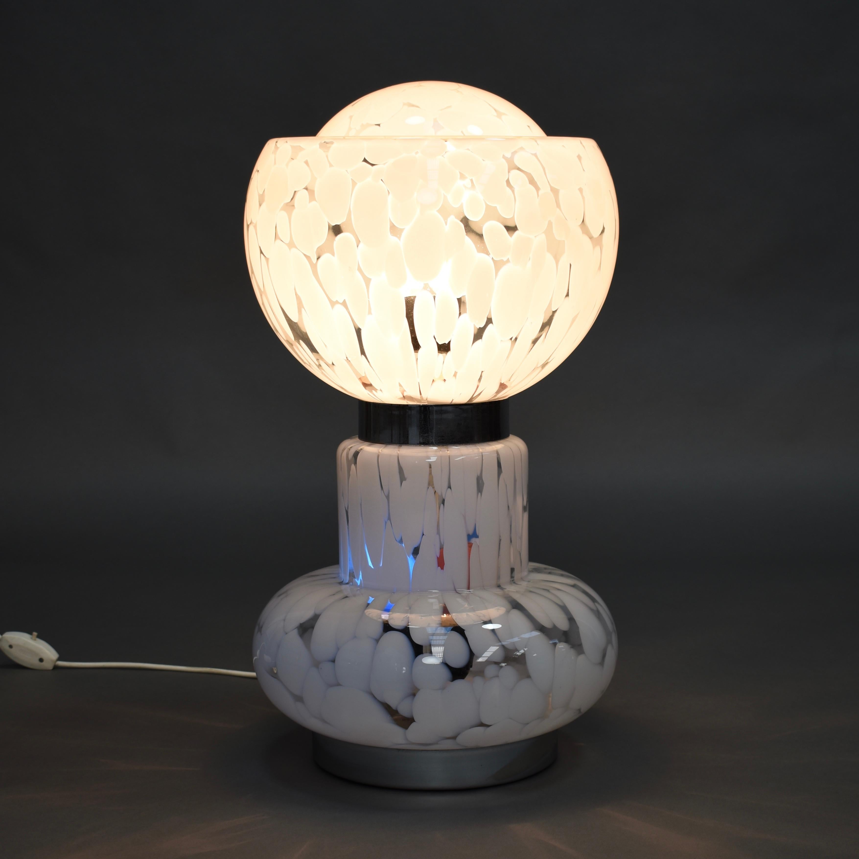 Large Italian Murano glass table lamp, 1970s.
Also available with matching smaller table lamp (not included in this listing).

The lamp features multiple light bulbs (in the upper part and in the lower globe) that can be turned on separate from