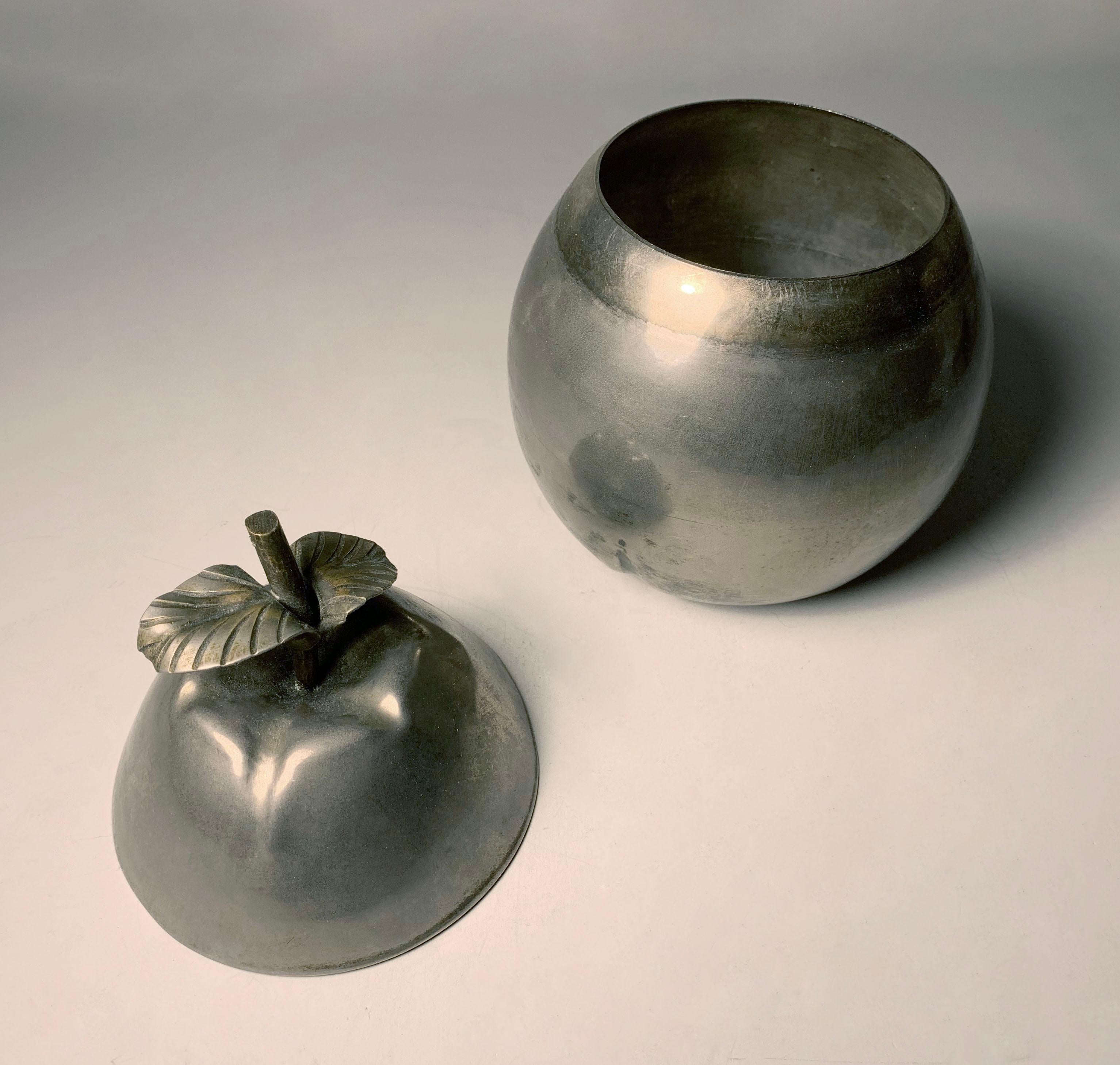 20ième siècle Grand récipient italien en métal plaqué argent avec cubes de glace en forme de poire  en vente
