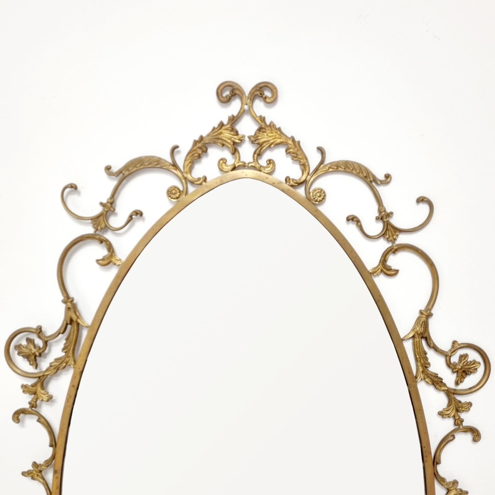 Grand miroir en laiton fabriqué en Italie dans les années 60.
Avec ornements
En très bon état avec des signes d'âge.