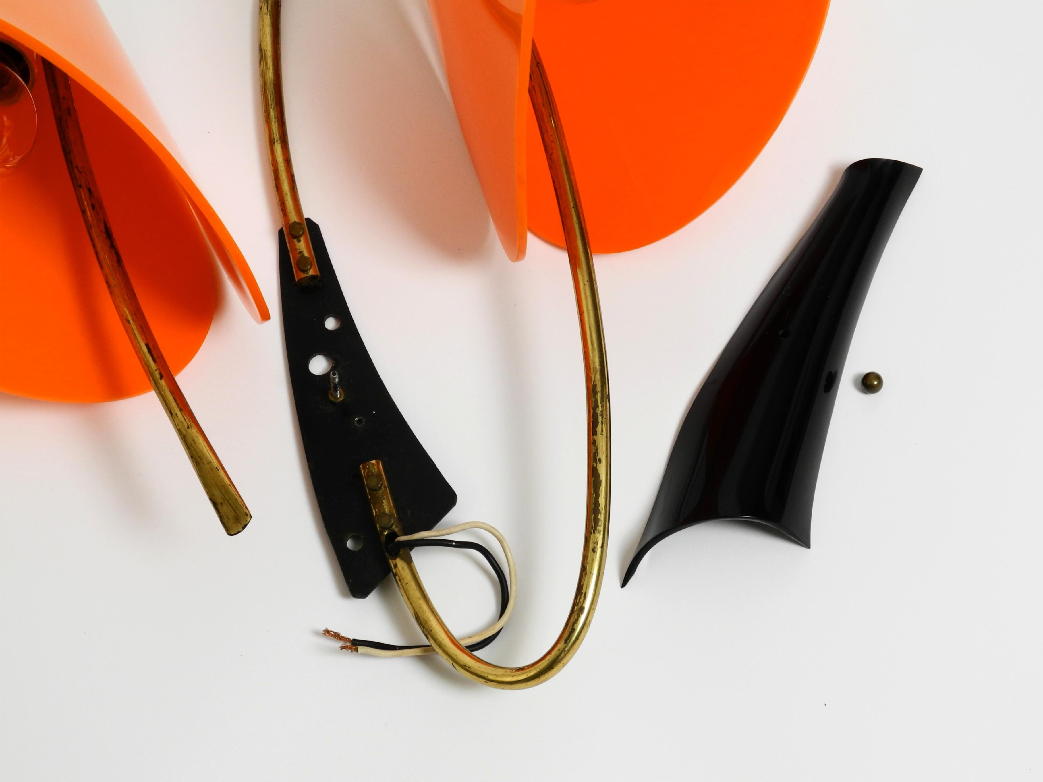 Large Italian Mid Century brass wall lamp with orange acrylic glass shades For Sale 4