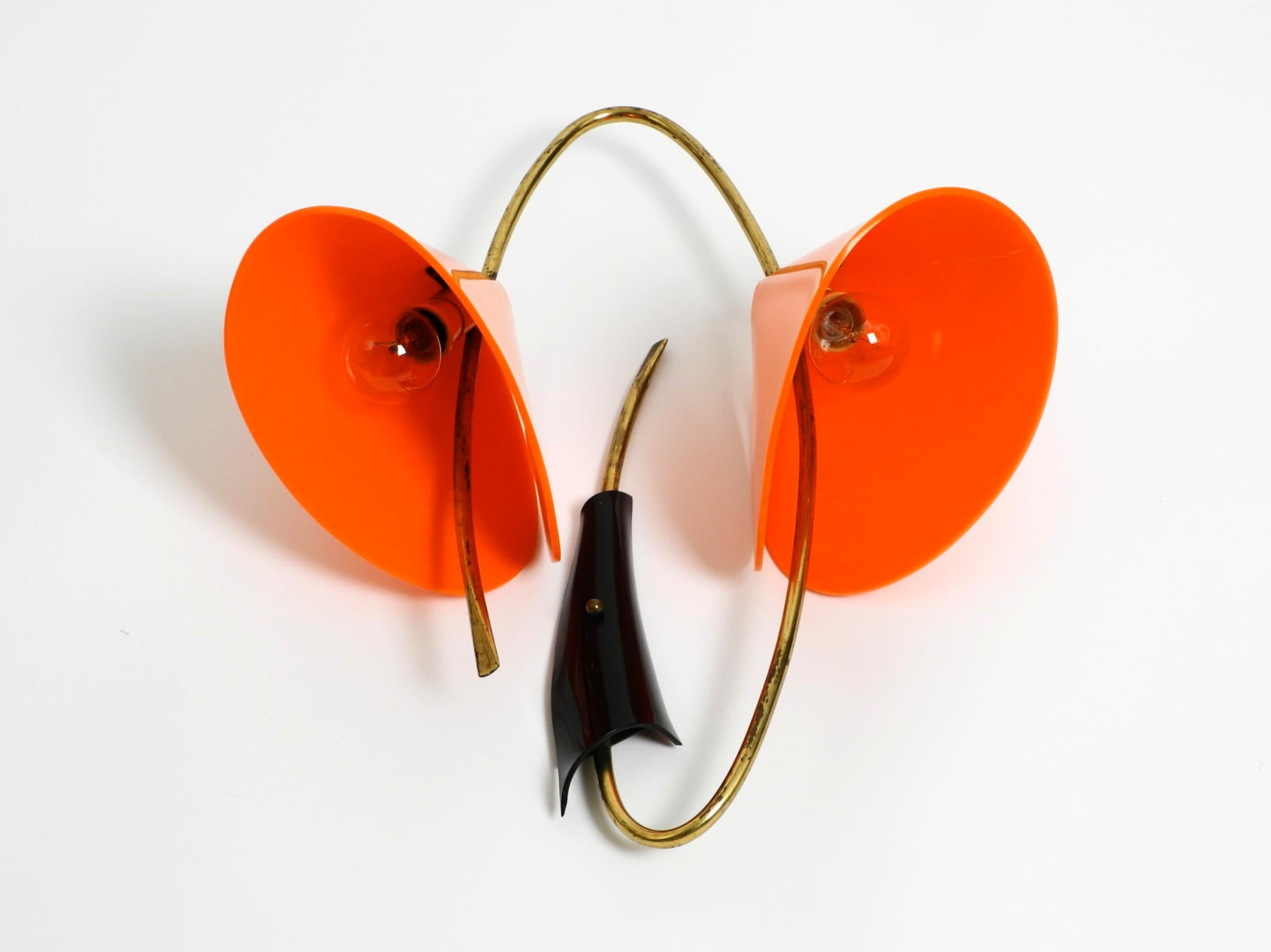 Large Italian Mid Century brass wall lamp with orange acrylic glass shades In Good Condition For Sale In München, DE