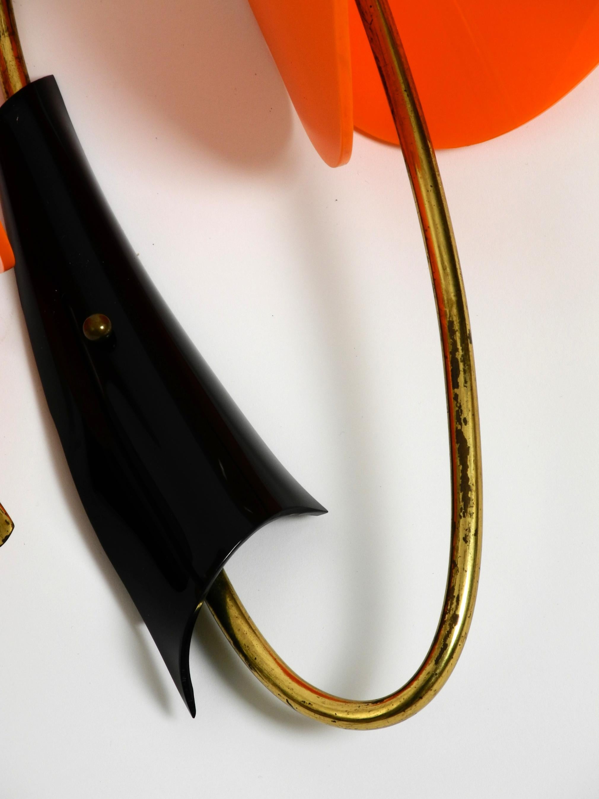 Large Italian Mid Century brass wall lamp with orange acrylic glass shades For Sale 2