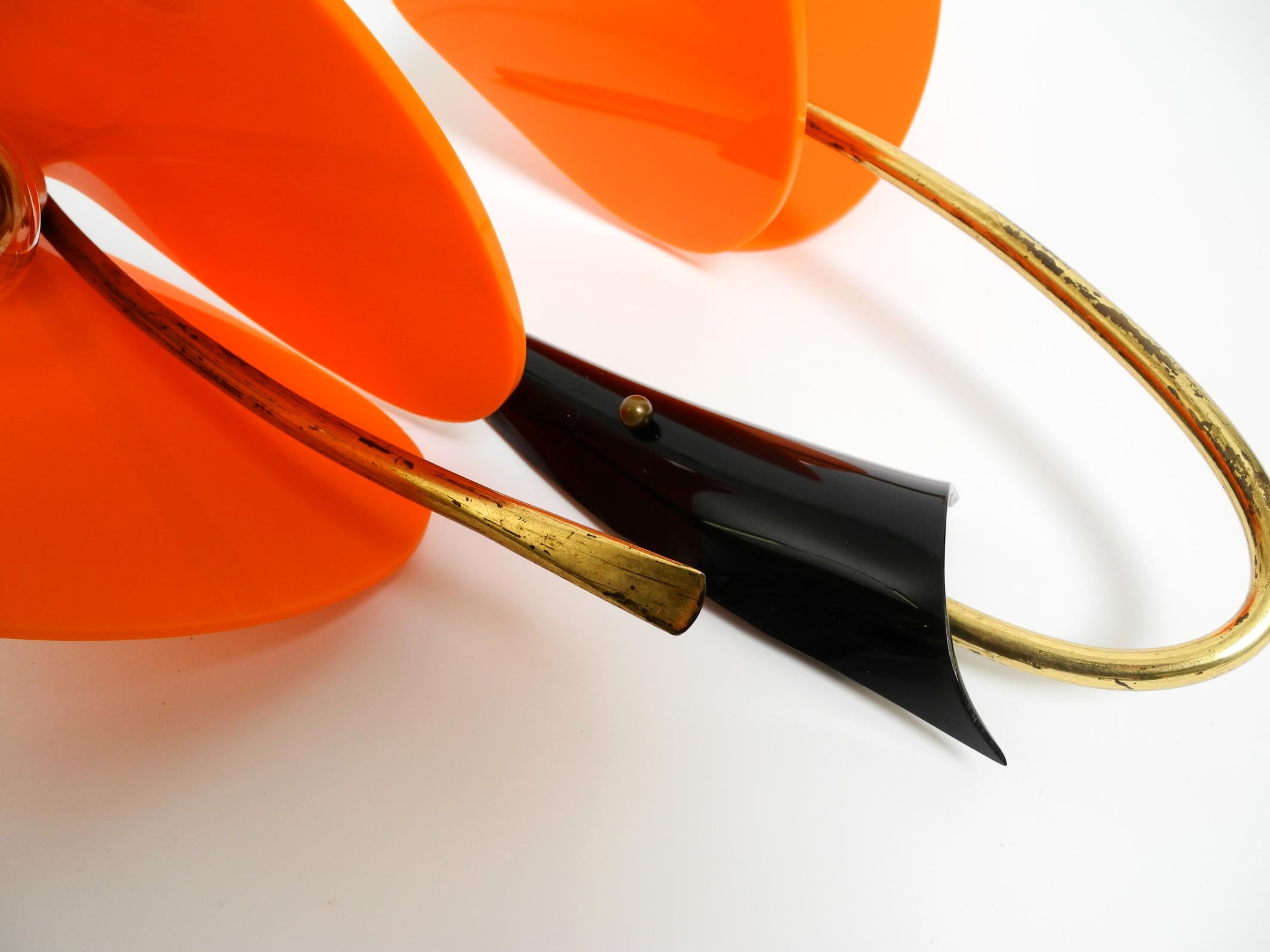 Large Italian Mid Century brass wall lamp with orange acrylic glass shades For Sale 3