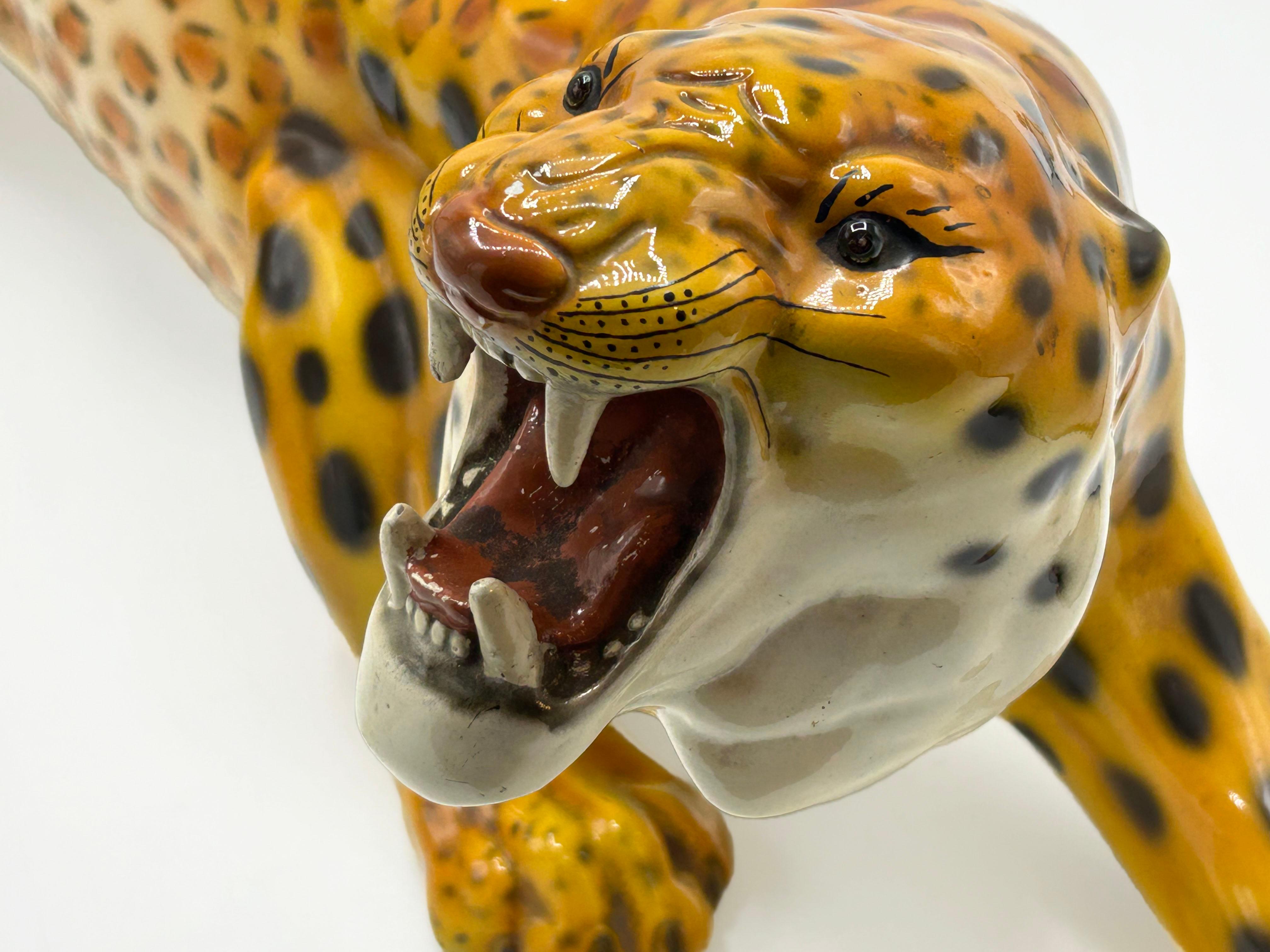 Große italienische Leoparden-Skulptur aus Keramik aus der Mitte des Jahrhunderts, 1970er Jahre (Postmoderne) im Angebot