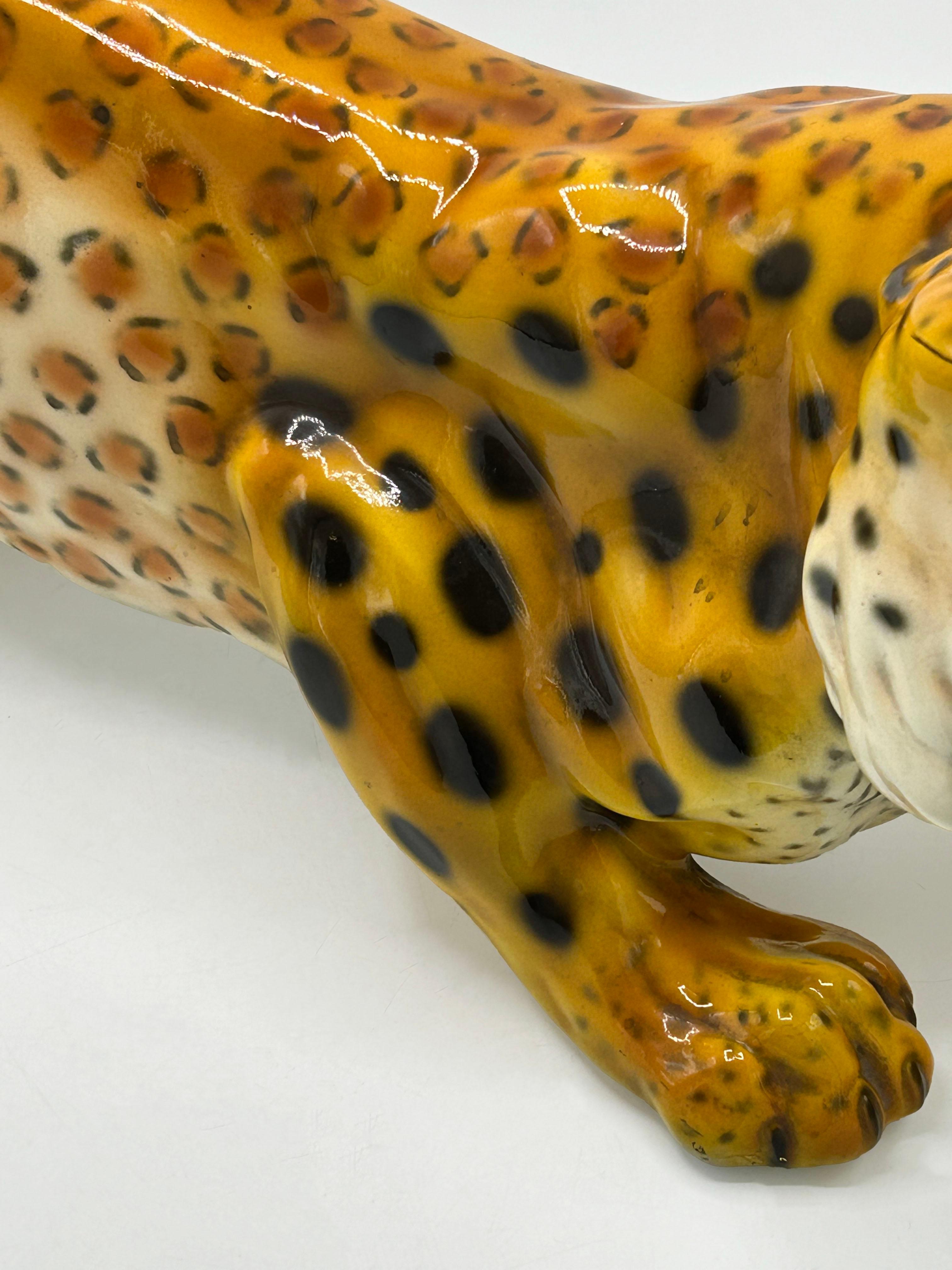 Große italienische Leoparden-Skulptur aus Keramik aus der Mitte des Jahrhunderts, 1970er Jahre (Italienisch) im Angebot