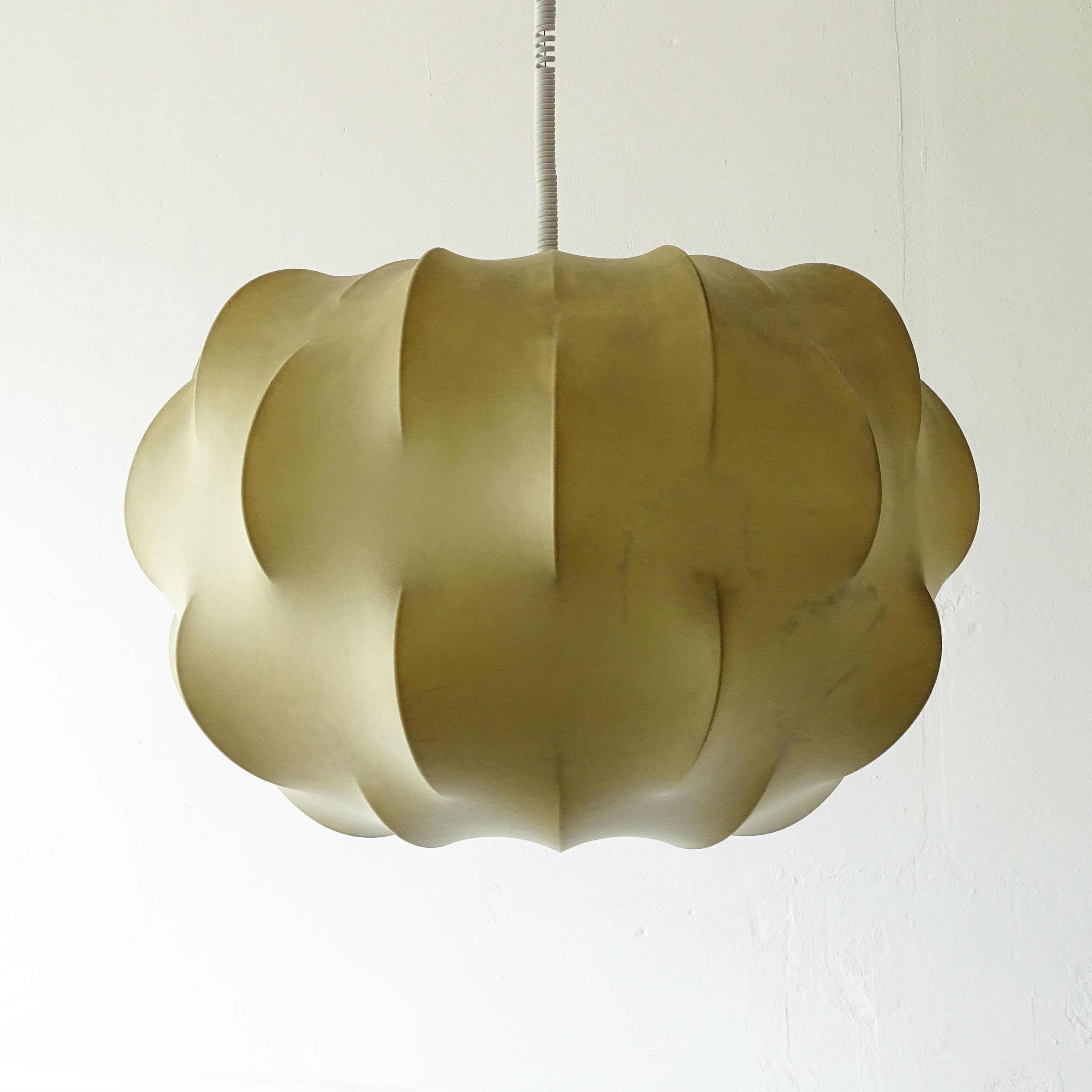 Large Italian Mid-Century Cocoon Nuvola Chandelier
Tobia Scarpa for Flos, 1962
Carries three light Bulbs
Signed Flos 