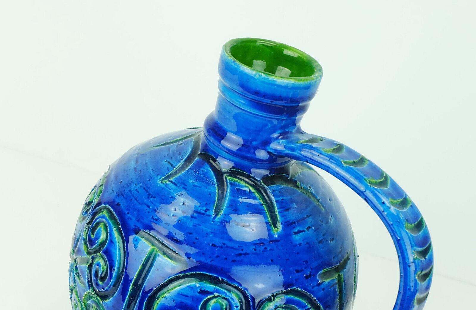Italienische Vase aus der Mitte des Jahrhunderts mit reliefierter Oberfläche in verschiedenen Blau-, Türkis- und Grüntönen. Auf der Unterseite mit der Modellnummer gekennzeichnet. 

Sehr guter Zustand, keine Schäden.

Abmessungen in cm:
Höhe 27,5